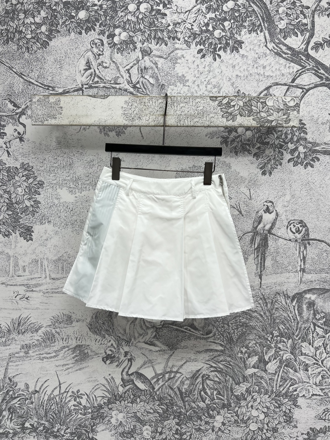 NO:447961,D Home 25 early autumn new style, lapel short-sleeved jacket + pleated shorts, green logo on both sides, webbing decoration is low-key and fashionable, full of high-end texture, loose style, super age-reducing, a set of matching, full of youthful and age-reducing, full of vitality and sporty atmosphere, full of girlishness, sweet and cool, fashionable and versatile and not picky, one color, three-code Size/S-M-L,,dior, shorts, jackets & coats,T-shirt,alexander wang19860909D家 25早秋新款 翻领短袖外套+百褶搭片短裤 两侧绿色Logo 织带装饰低调又时髦 满满的高级质感 宽松版型上身超级减龄 一套搭配 充满青春减龄的活力运动气息 满满的少女感 可甜可酷 时髦百搭不挑人 一色三码Size/S-M-L,,dior,shorts,jackets & coats,T-shirt,alexander wang,Women's clothing