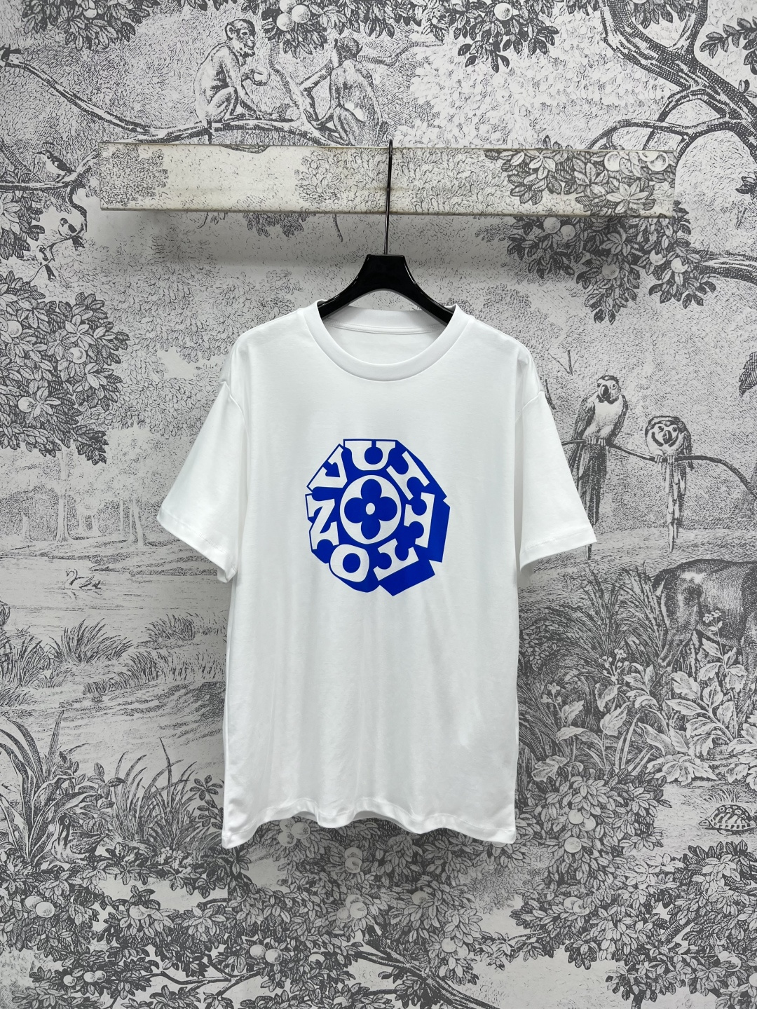 NO:448855,L Home 25 early autumn new logo pattern printed short-sleeved T-shirt Recommended style is a basic loose style The contrasting color logo on the chest is very eye-catching, versatile and fashionable, with a brilliant upper body. One color three-code Size/S-M-L,,louis vuitton, T-shirt,tees, t-shirt,alexander wang19860909L家 25早秋新款 logo图案印花短袖T恤 推荐款超赞撞色搭配元素 版型是基础宽松版型 胸前撞色logo很吸睛感 百搭又很时髦 上身绝绝子 一色三码Size/S-M-L,,louis vuitton,T-shirt,tees，t-shirt,alexander wang,Women's clothing