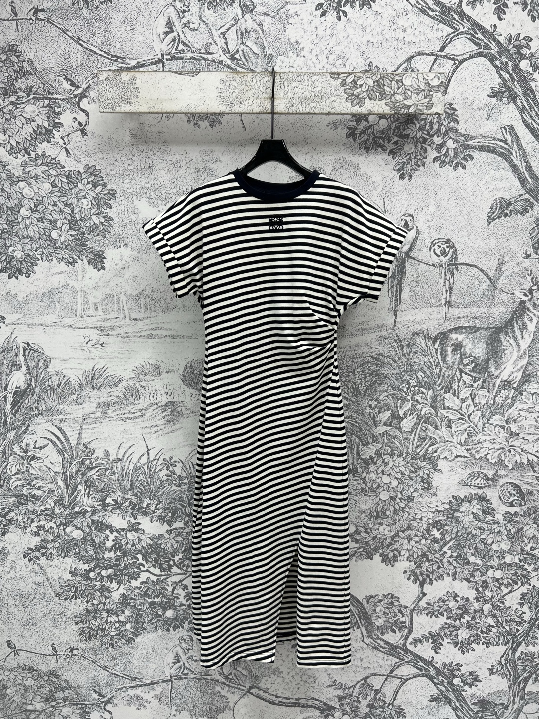 NO:448829,LW Home 25 early autumn new style, back hollow pleated striped dress, waist pleated waist design perfectly outlines the waistline, wrinkles leave space, super cover flesh and slimming, bat sleeves style fashionable temperament and age-reducing, back hollow embroidery design, striped style classic, never out of time, atmospheric and simple, striped fashion-controlled must-have items, one color three codes SML, skirts, alexander wang19860909LW家 25早秋新款 后背镂空褶皱条纹连衣裙 腰间压褶收腰设计完美勾勒腰线 褶皱留有余空超级遮肉显瘦 蝙蝠袖的款式时髦气质又减龄 后背镂空绣花设计 条纹款式经典永不过时 大气简约 条纹控时髦精必入单品 一色三码 SML,,skirts,alexander wang,Women's clothing