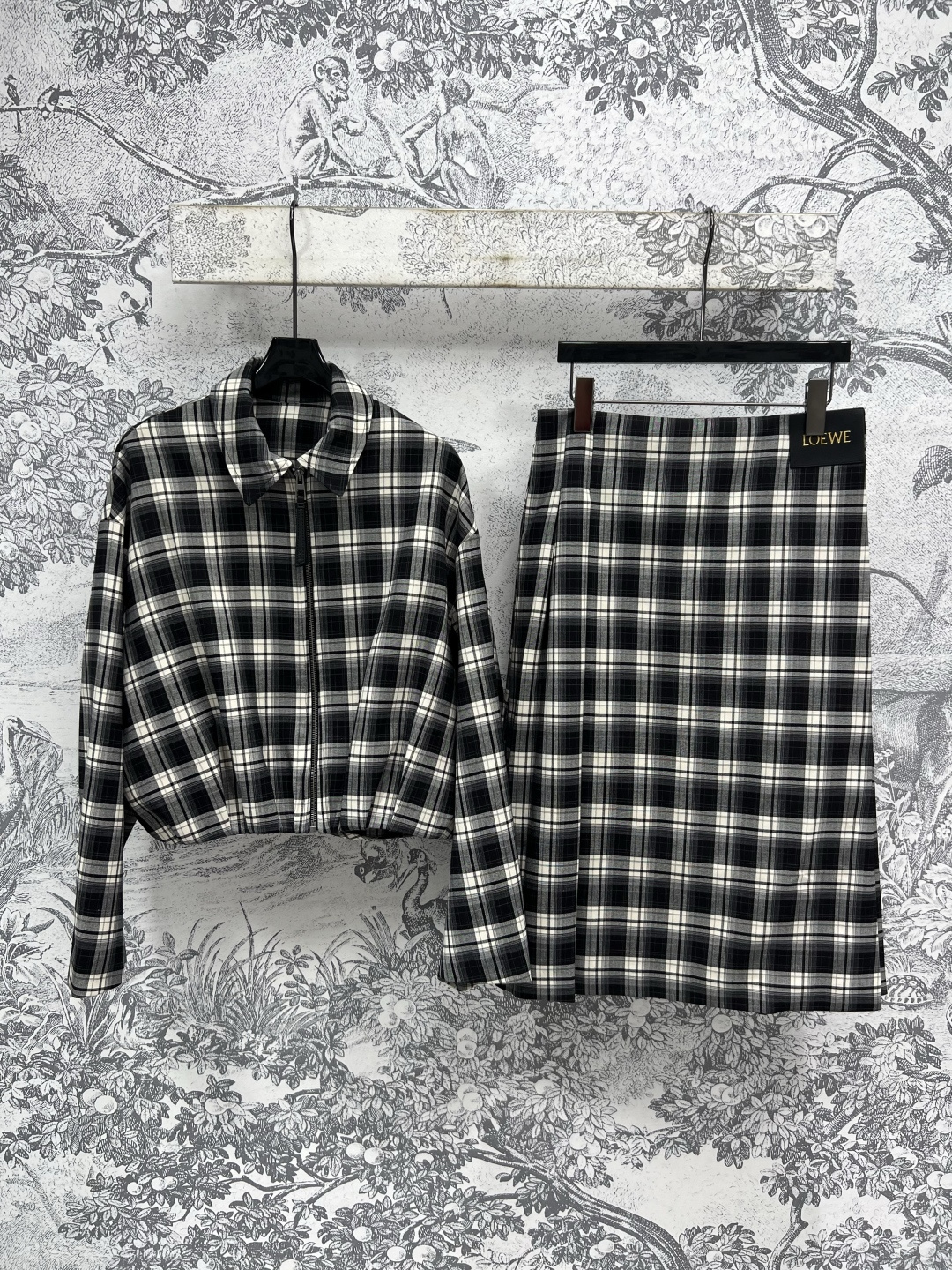 NO:448840,Jacket Skirt LW Home 25 Early Autumn New plaid suit Lapel pleated jacket + piece skirt Literary retro style Girlish style with a sense of age reduction Classic three-dimensional slim tailoring style Versatile and slim upper body Positioned logo leather brand decoration Low-key luxury Sweet and cool style Sweet and fashionable girl wardrobe essential temperament items Original plaid fabric Excellent details One color Three codes Size/S-M-L, Skirts, jackets & coats, alexander wang19860909外套 半裙LW家 25早秋新款 格纹套装 翻领褶皱外套+搭片半身裙 文艺的复古风 自带减龄感的少女风气质 经典的立体修身剪裁版型 上身百搭又显瘦 定位的logo皮牌装饰 低调奢华 甜酷风时髦少女衣橱必备气质单品 原版对格纹面料 细节很赞 一色三码 Size/S-M-L,,skirts,jackets & coats,alexander wang,Women's clothing