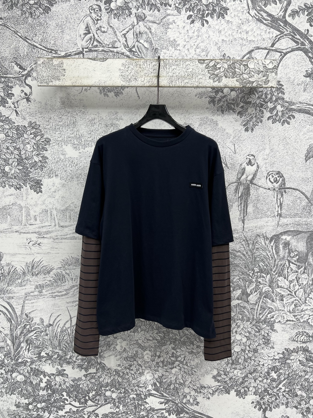 NO:448820,Miu 25 early autumn new model, fake two-piece round neck sweatshirt, spliced ​​striped sleeves, fake two-piece design, brand embroidered logo patch on the chest, whatever match is very nasty, simple and high-end, not picky, one color three-code Size/S-M-L,,miumiu,hoodie, sweatshirts, alexander wang19860909Miu 25早秋新款 假两件圆领卫衣 拼接条纹衣袖假两件设计 胸前品牌刺绣Logo贴布点缀 随便搭配都很奈斯 简约高级不挑人 一色三码Size/S-M-L,,miumiu,hoodie,sweatshirts,alexander wang,Women's clothing