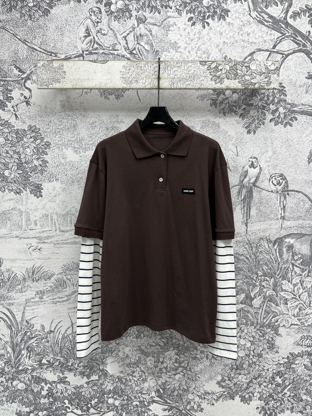 NO:448836,Miu 25 early autumn new model, fake two-piece Polo collar sweatshirt, spliced ​​striped sleeves, fake two-piece design, brand embroidered logo patch on the chest, whatever match is very nasty, simple and high-end, not picky, one color three-code Size/S-M-L,,miumiu,hoodie, sweatshirts, alexander wang19860909Miu 25早秋新款 假两件Polo领卫衣 拼接条纹衣袖假两件设计 胸前品牌刺绣Logo贴布点缀 随便搭配都很奈斯 简约高级不挑人 一色三码Size/S-M-L,,miumiu,hoodie,sweatshirts,alexander wang,Women's clothing