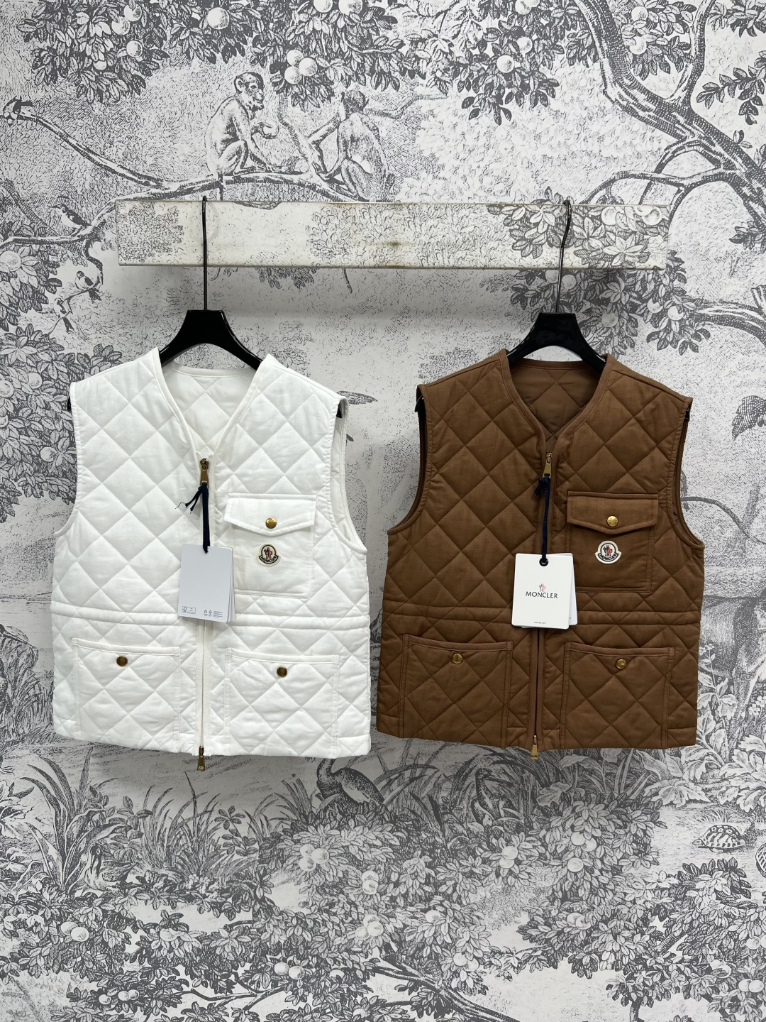 NO:448789,M Home 25 early autumn new style diamond cotton vest super white and simple color Silhouette vest vest is very slim and good-looking Simple and high-end style impeccable versatile and fashionable full of high-end style The upper body is super good-looking The upper body is easy to get soft and glutinous girl temperament Two colors and three codes Size/S-M-L,,alexander wang19860909M家 25早秋新款 菱格棉服马甲 超级显白简约的色系 廓形马甲背心 版型非常显瘦好看 简约高级的版型无可挑剔 百搭时髦 高级感满满 版型上身超好看 上身轻松get软糯女孩气质 两色三码 Size/S-M-L,,alexander wang,Women's clothing