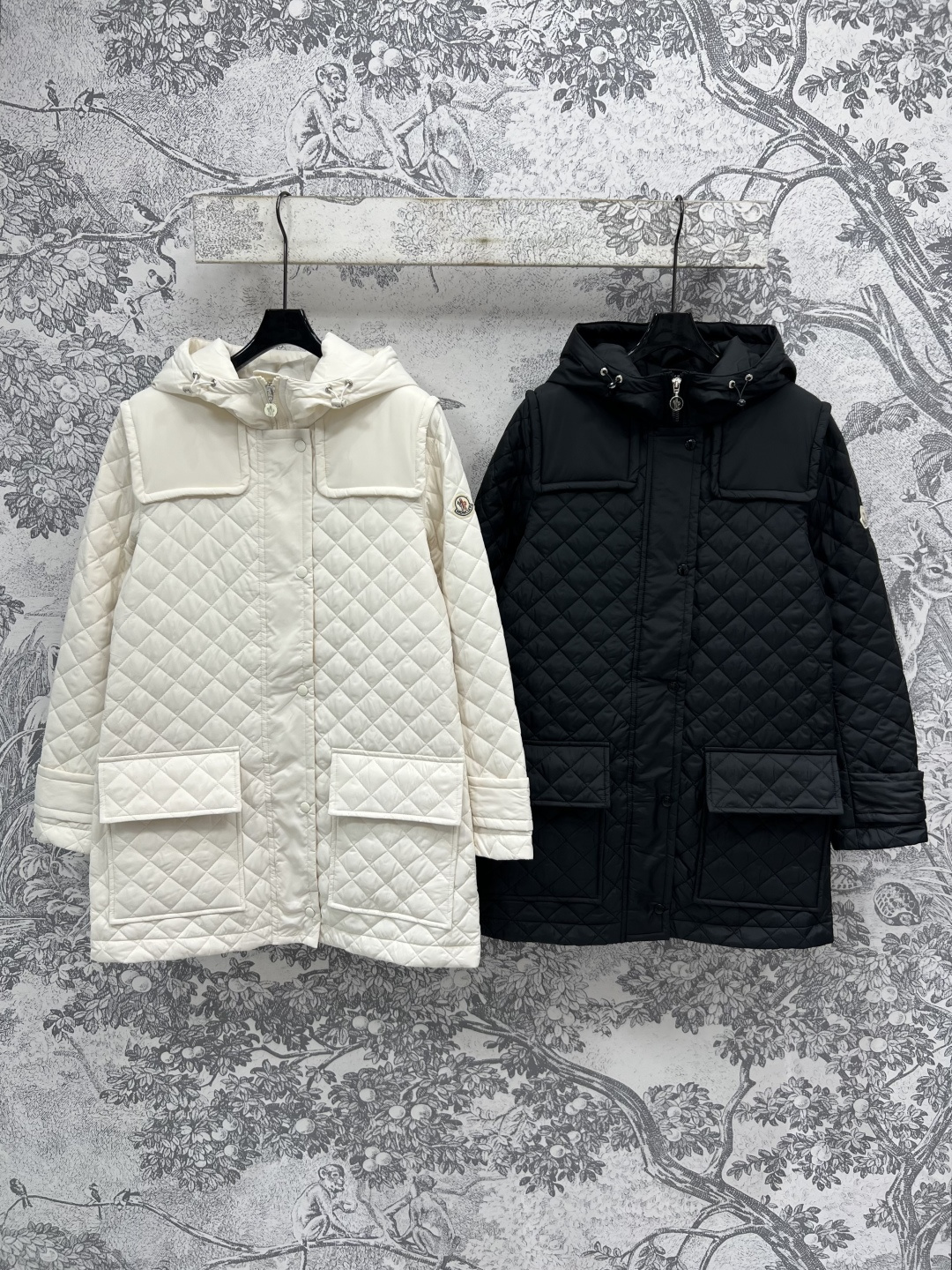 NO:448821,M Home 25 early autumn new hooded mid-length diamond-shaped cotton jacket hooded loose fit, huge slim upper body, handsome and cool fashionable items, clamped cotton design windproof and warmth, top body can be salty or sweet, hooded mid-length style, sleeve shoulder letter logo sticker, lightweight, simple and not picky about body shape, whoever wears the good-looking jacket, two colors and three-code Size/36-38-40,,jackets & coats,hats,alexander wang19860909M家 25早秋新款 连帽中长款菱格棉服外套 连帽宽松版型上身巨显瘦 帅气又拉风的时髦单品 夹棉设计防风保暖效果超赞 上身可盐可甜 连帽中长款版型 袖肩字母logo贴章 轻便简洁不挑身材 属于谁穿谁好看外套 两色三码Size/36-38-40,,jackets & coats,hats,alexander wang,Women's clothing