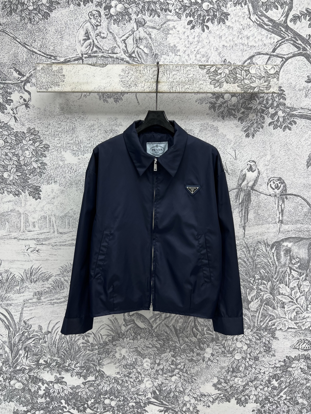 NO:448805,PD Home 25 early autumn new model lapel nylon jacket classic inverted triangle embellishment high-end quality versatile and not picky, slimming and tall, autumn and winter styling artifact one color three-code Size/S-M-L,,dior, jackets & coats,alexander wang19860909PD家 25早秋新款 翻领尼龙外套 经典的倒三角标点缀 高端品质 百搭不挑人 显瘦显高绝绝子 秋冬造型神器一色三码Size/S-M-L,,dior,jackets & coats,alexander wang,Women's clothing