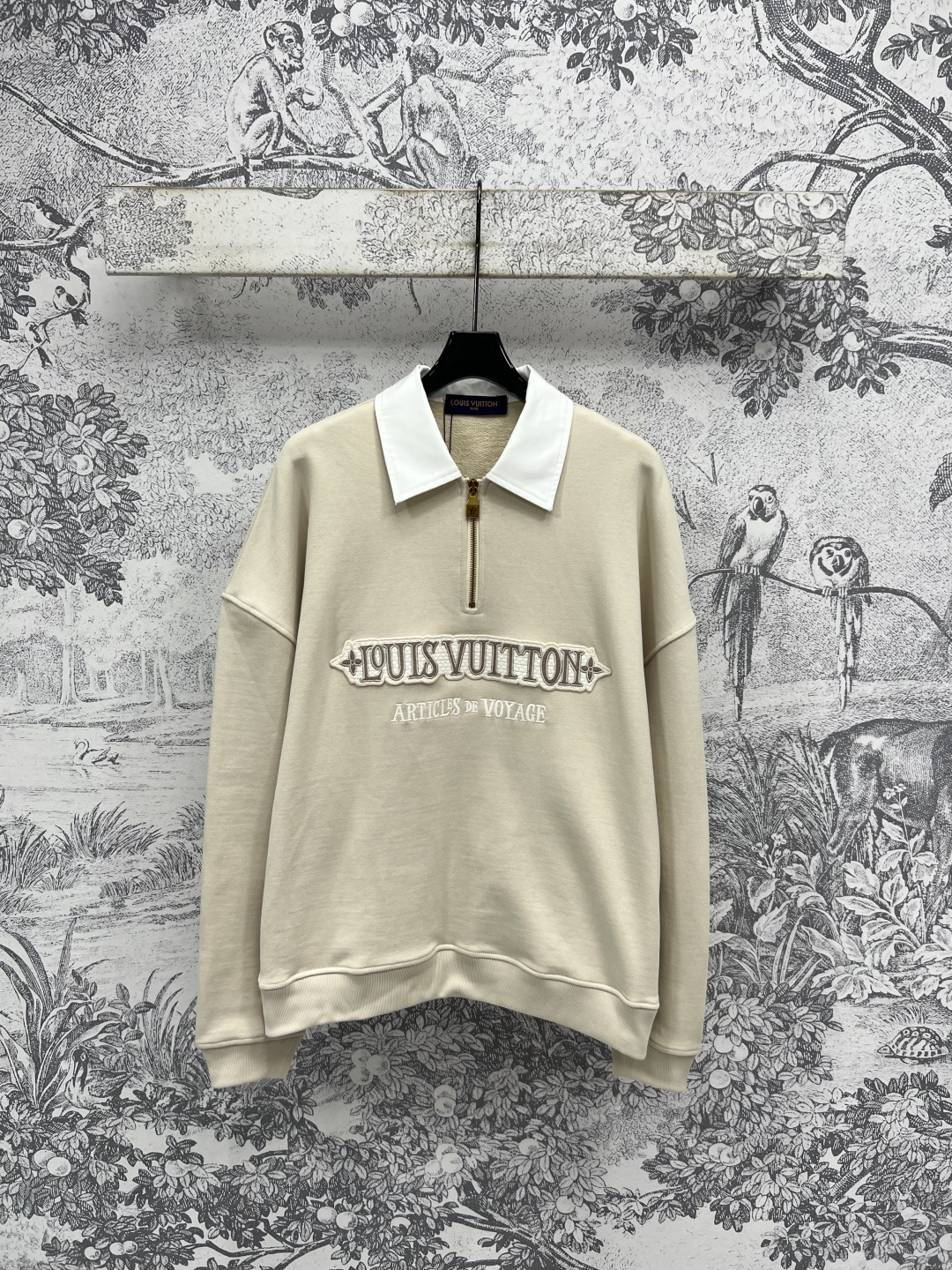 NO:448778,L Home 25 early autumn new Polo-neck sweatshirts look good in single wear, loose and versatile style, not picky, show the youthful vitality of reducing age, simple and durable, and wearable. Every detail can stand the scrutiny. Pure cotton fabric, comfortable and skin-friendly. Daily casual recommendations. Three-code SML,,louis vuitton,hoodie,sweatshirts,alexander wang19860909L家 25早秋新款 Polo领卫衣 单穿叠穿都好看 版型宽松百搭不挑人 彰显减龄青春活力气息 简约耐看实穿 每一处细节都经得起推敲 纯棉面料 舒适亲肤 日常休闲推荐 一色三码 SML,,louis vuitton,hoodie,sweatshirts,alexander wang,Women's clothing