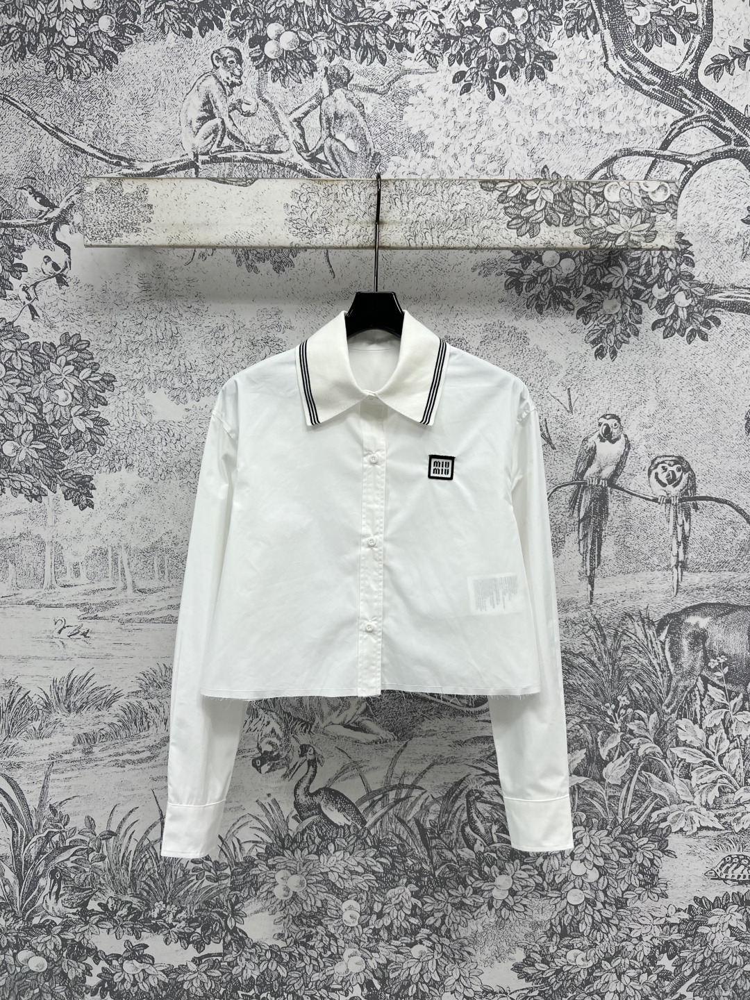 NO:448880,Miu 25 early autumn new style college style series short shirt + pleated skirt + pleated skirt Fabric light and comfortable breathable texture online Classic lapel short shirt style with pleated skirt age-reducing and full of campus youthfulness Classic embroidered letter logo embellishment The style is versatile and not picky, the upper body is so beautiful, immediately grasp the youthful and energetic girlish feeling of age-reducing perfect workmanship quality depends on details One color three codes Size/S-M-L,,miumiu, skirts,shirts,alexander wang19860909Miu 25早秋新款 学院风元气系列 短款衬衣+百褶短裙+百褶半身裙 面料轻盈舒适透气 质感在线 经典的翻领短款衬衫版型搭配百褶裙 减龄又充满校园青春感 经典刺绣字母Logo点缀 版型百搭不挑人 上身美得不要不要的 立马拿捏青春活力的减龄少女感 完美做工品质看细节 一色三码 Size/S-M-L,,miumiu,skirts,shirts,alexander wang,Women's clothing