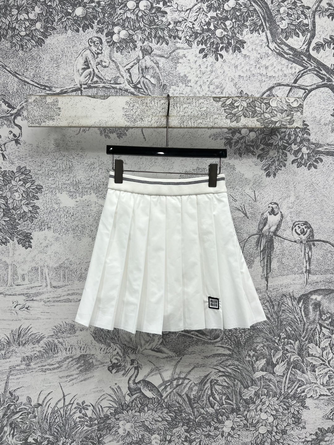 NO:448842,Miu 25 early autumn new style college style series short shirt + pleated skirt + pleated skirt Fabric light and comfortable breathable texture online Classic lapel short shirt style with pleated skirt age-reducing and full of campus youthfulness Classic embroidered letter logo embellishment The style is versatile and not picky, the upper body is so beautiful, immediately grasp the youthful and energetic girlish feeling of age-reducing perfect workmanship quality depends on details One color three codes Size/S-M-L,,miumiu, skirts,shirts,alexander wang19860909Miu 25早秋新款 学院风元气系列 短款衬衣+百褶短裙+百褶半身裙 面料轻盈舒适透气 质感在线 经典的翻领短款衬衫版型搭配百褶裙 减龄又充满校园青春感 经典刺绣字母Logo点缀 版型百搭不挑人 上身美得不要不要的 立马拿捏青春活力的减龄少女感 完美做工品质看细节 一色三码 Size/S-M-L,,miumiu,skirts,shirts,alexander wang,Women's clothing