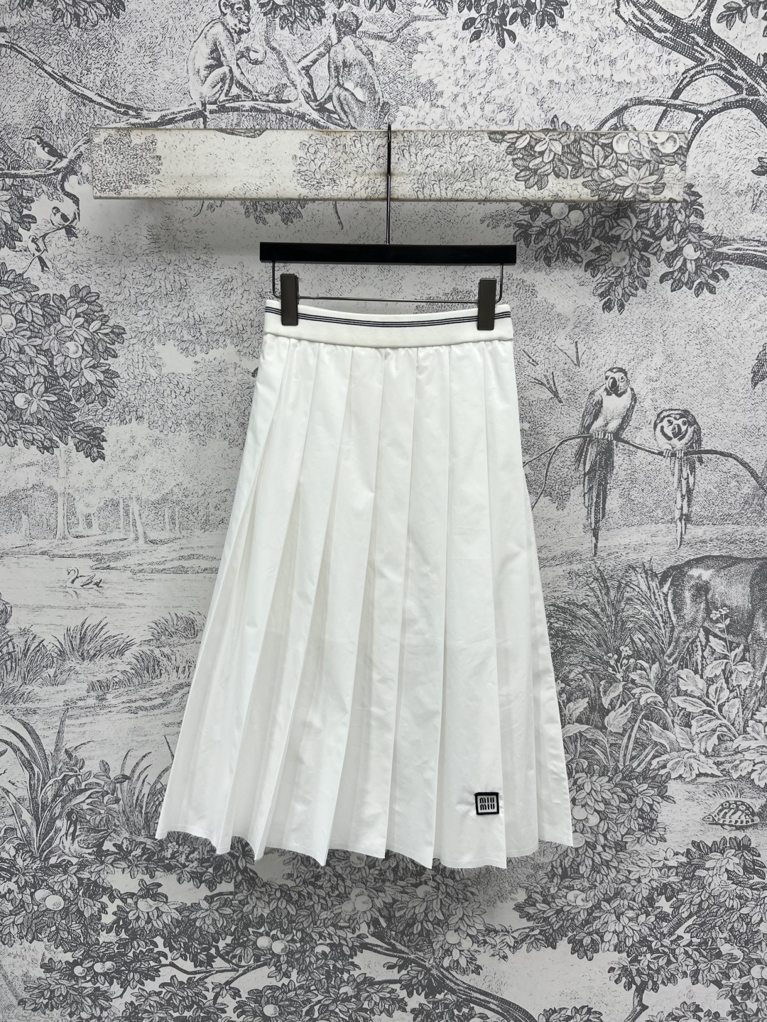 NO:448892,Miu 25 early autumn new style college style series short shirt + pleated skirt + pleated skirt Fabric light, comfortable and breathable texture online Classic lapel short shirt style with pleated skirt age-reducing and full of campus youthfulness Classic embroidered letter logo embellishment The style is versatile and not picky, the upper body is so beautiful, immediately grasp the youthful and energetic girlish feeling of age-reducing perfect workmanship quality depends on details One color three codes Size/S-M-L,,miumiu, skirts,shirts,alexander wang19860909Miu 25早秋新款 学院风元气系列 短款衬衣+百褶短裙+百褶半身裙 面料轻盈舒适透气 质感在线 经典的翻领短款衬衫版型搭配百褶裙 减龄又充满校园青春感 经典刺绣字母Logo点缀 版型百搭不挑人 上身美得不要不要的 立马拿捏青春活力的减龄少女感 完美做工品质看细节 一色三码 Size/S-M-L,,miumiu,skirts,shirts,alexander wang,Women's clothing