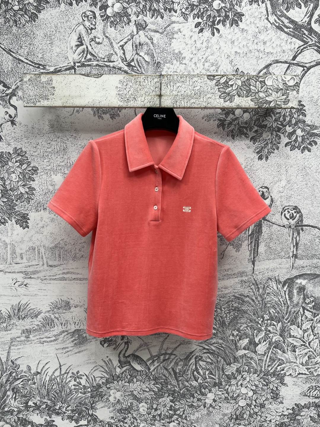 NO:450013,CE Home 25 early autumn new Polo neck short-sleeved T-shirt adopts a classic POLO collar that takes into account the tone of leisure and commuting. The whole vital academy girlish feeling is grasped. The Arc de Triomphe embroidery logo embroidery on the chest is low-key and fashionable. Custom towel fabric is full of high-end feeling. The upper body looks slim and tall. Super good-looking. The casual and casual lazy atmosphere is very nasty whether it is dating or commuting. One color three-code Size/S-M-L,, T-shirt,tees, t-shirt,alexander wang19860909CE家 25早秋新款 Polo领短袖T恤 采用经典POLO领 兼顾休闲与通勤的调性 一整个元气学院少女感拿捏住了 胸前凯旋门刺绣Logo点缀 低调又时髦 定制毛巾面料 满满的高级感 上身显瘦又显高 超级好看 随性休闲的慵懒氛围 无论是约会还是通勤都很奈斯 一色三码Size/S-M-L,,T-shirt,tees，t-shirt,alexander wang,Women's clothing