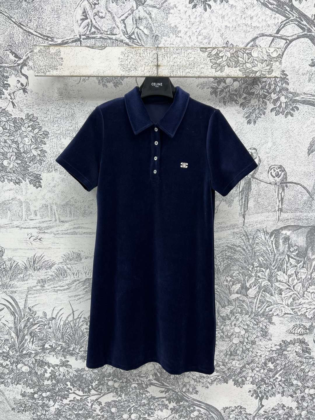 NO:450021,CE Home 25 early autumn new dark blue velvet Polo neck short-sleeved dress adopts a classic POLO collar that takes into account the tone of leisure and commuting. The whole vital academy girlish feeling is grasped. The anchor embroidered logo on the chest is low-key and fashionable. Customized dark blue velvet fabric. The upper body looks slim and tall. Super good-looking. The casual and casual lazy atmosphere is very nasty. Whether it is dating or commuting, it is very small. Size/S-M-L,, skirts, T-shirt, alexander wang19860909CE家 25早秋新款 深蓝色丝绒Polo领短袖连衣裙 采用经典POLO领 兼顾休闲与通勤的调性 一整个元气学院少女感拿捏住了 胸前船锚刺绣Logo点缀 低调又时髦 定制深蓝色丝绒面料 上身显瘦又显高 超级好看 随性休闲的慵懒氛围 无论是约会还是通勤都很奈斯一色三码 Size/S-M-L,,skirts,T-shirt,alexander wang,Women's clothing