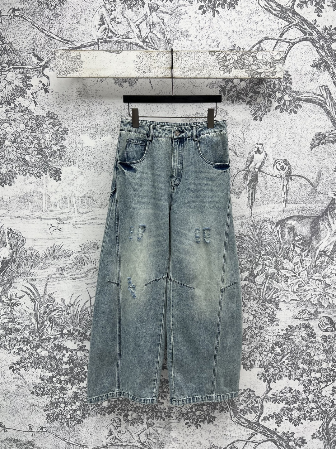 NO:450029,D Home 25 Early Autumn New Style Ripped Scimitar Jeans with a fashionable tone, retro and modern, three-dimensional tailoring, high waist, can tighten the abdomen and waist, lengthen the leg proportion, wide-leg scimitar trouser leg design, no matter what leg shape it is, it will definitely look slimming, one color three sizes SML, dior, jeans, alexander wang19860909D家 25早秋新款 破洞弯刀牛仔裤 自带时髦腔调 复古又摩登 立体剪裁高腰可以收腹收腰 拉长腿部比例 阔腿弯刀裤脚设计 不管是什么腿型都妥妥显瘦哦 一色三码 SML,,dior,jeans,alexander wang,Women's clothing