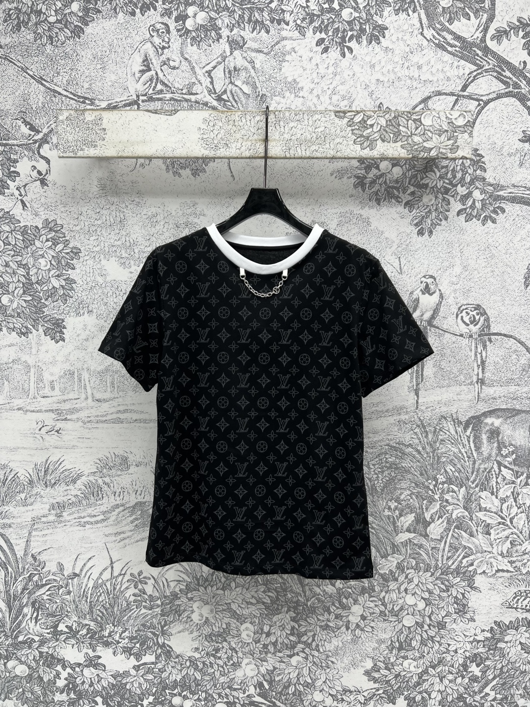 NO:450039,L Home 25 early autumn new style, dotted presbyopia short-sleeved T-shirt, fashionable matching items, BF boyfriend style, a must-have classic item every year, dotted presbyopia effect is so eye-catching, it is fashionable to match with various coats, everyday wear and matching is unlimited, it will reduce age when worn, one color and three codes SML,,louis vuitton, jackets & coats,T-shirt,tees,t-shirt,alexander wang19860909L家 25早秋新款 虚线老花短袖T恤 时髦搭配单品 妥妥的BF男友风 每年必备的经典单品 虚线老花效果太吸睛了 搭配各种外套都是加分时髦 日常穿着搭配无局限怎么穿都很减龄 一色三码 SML,,louis vuitton,jackets & coats,T-shirt,tees，t-shirt,alexander wang,Women's clothing