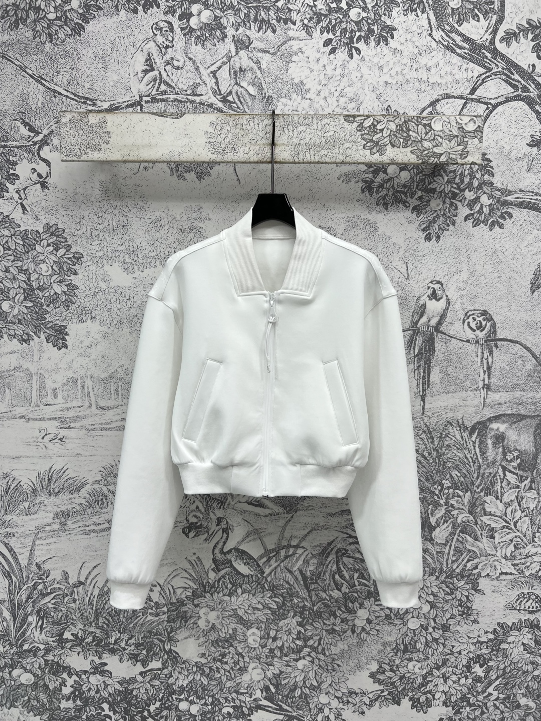 NO:450044,L Home 25 early autumn new style jacket short jacket + short skirt exquisite and fashionable elegant and fashionable together with casual commuter style three-dimensional loose tailoring, straight and stylish, threaded elastic trim, a set of youthful vitality, a vibrant girl's age-reducing feeling is easy to get, everyday sports and leisure are good, two colors and three-code Size/S-M-L,,louis vuitton, skirts, jackets & coats, jackets & coats, alexander wang19860909L家 25早秋新款 夹克短款外套+搭片短裙 精致又时髦 优雅时尚兼备休闲通勤款 立体宽松剪裁 挺阔有型 螺纹松紧饰边 一套上身满满的青春活力 元气少女减龄感轻松get 日常运动休闲都不错 两色三码Size/S-M-L,,louis vuitton,skirts,jackets & coats,jackets & coats,alexander wang,Women's clothing