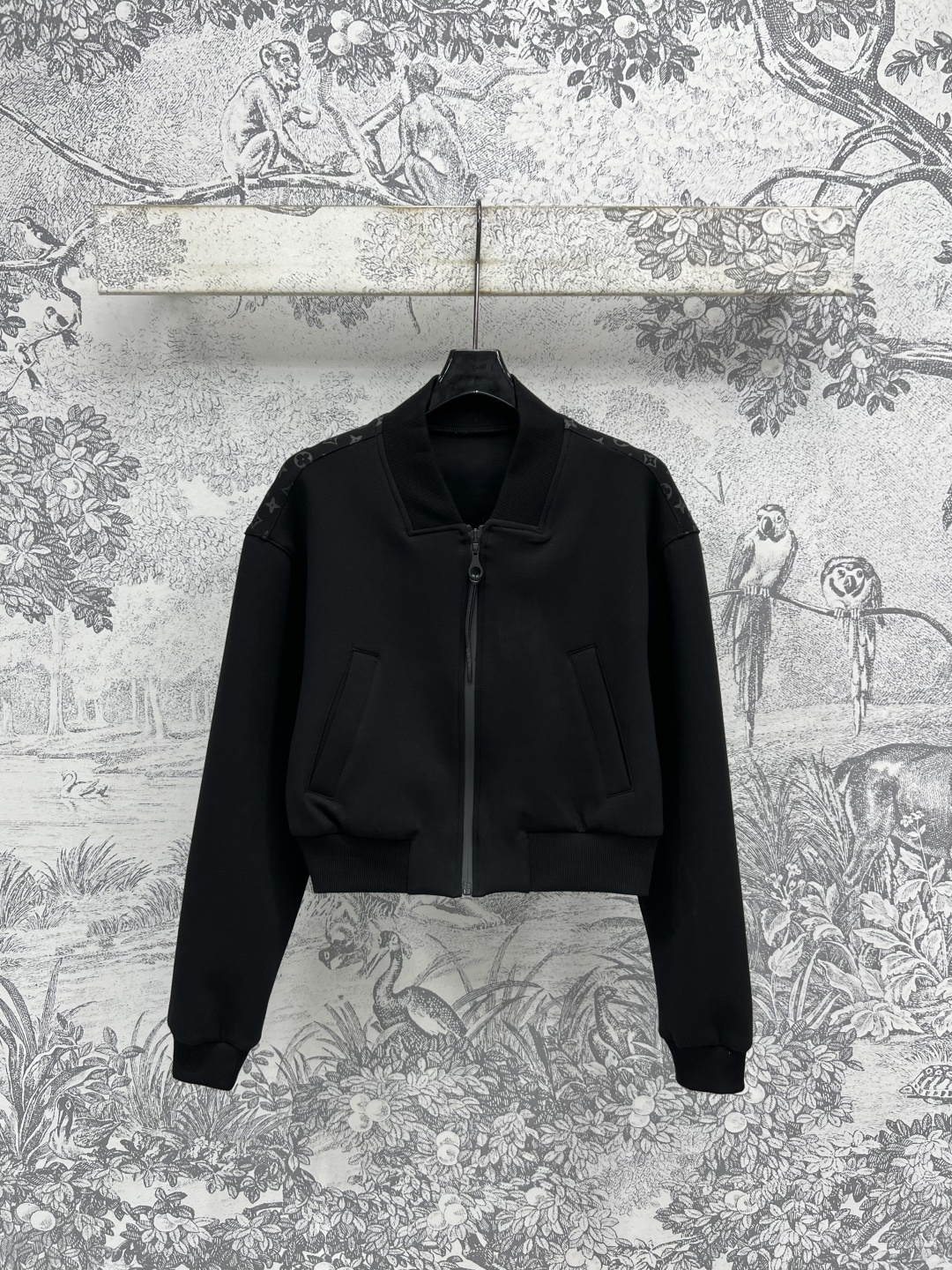 NO:450069,L Home 25 early autumn new style jacket short jacket + short skirt exquisite and fashionable elegant and fashionable together with casual commuter style three-dimensional loose tailoring, straight and stylish, threaded elastic trim, a set of youthful vitality, a vibrant girl's age-reducing feeling is easy to get, everyday sports and leisure are good, two colors and three-code Size/S-M-L,,louis vuitton, skirts, jackets & coats, jackets & coats, alexander wang19860909L家 25早秋新款 夹克短款外套+搭片短裙 精致又时髦 优雅时尚兼备休闲通勤款 立体宽松剪裁 挺阔有型 螺纹松紧饰边 一套上身满满的青春活力 元气少女减龄感轻松get 日常运动休闲都不错 两色三码Size/S-M-L,,louis vuitton,skirts,jackets & coats,jackets & coats,alexander wang,Women's clothing