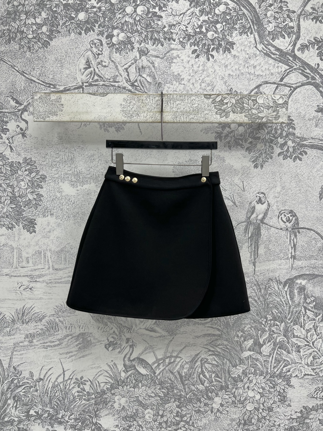 NO:450053,L Home 25 early autumn new style jacket short jacket + short skirt exquisite and fashionable elegant and fashionable together with casual commuter style three-dimensional loose tailoring, straight and stylish, threaded elastic trim, a set of youthful vitality, a vibrant girl's age-reducing feeling is easy to get, everyday sports and leisure are good, two colors and three-code Size/S-M-L,,louis vuitton, skirts, jackets & coats, jackets & coats, alexander wang19860909L家 25早秋新款 夹克短款外套+搭片短裙 精致又时髦 优雅时尚兼备休闲通勤款 立体宽松剪裁 挺阔有型 螺纹松紧饰边 一套上身满满的青春活力 元气少女减龄感轻松get 日常运动休闲都不错 两色三码Size/S-M-L,,louis vuitton,skirts,jackets & coats,jackets & coats,alexander wang,Women's clothing