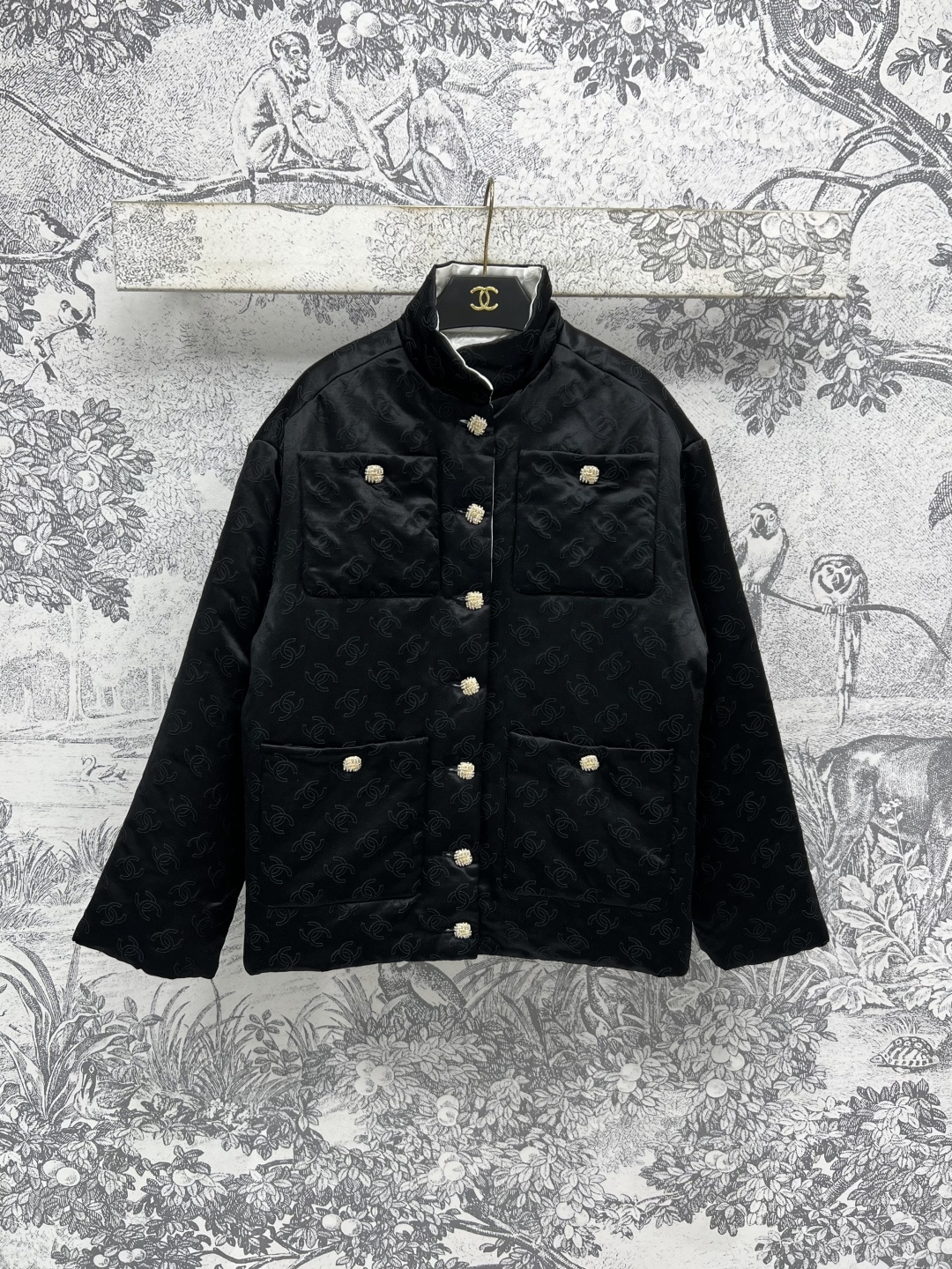 NO:450608,Xiaoxiangfeng 25 early autumn new style silk satin double C cotton jacket The upper body can be salty or sweet, stand-alone crystal-breasted H-style, super hidden flesh, contrasting lining design, custom double C embroidered silk satin fabric, light and simple, not picky about the figure, whoever wears the good-looking jacket, warm and lightweight, one color four-code Size/S-X-L-XL,, jackets & coats, real silk, alexander wang19860909小香风 25早秋新款 真丝缎面双C棉服 上身可盐可甜 立领水晶排扣H版型 超级藏肉 撞色内衬设计 定制双C刺绣真丝缎面面料 轻便简洁不挑身材 属于谁穿谁好看外套 保暖又轻便 一色四码Size/S-X-L-XL,,jackets & coats,real silk,alexander wang,Women's clothing