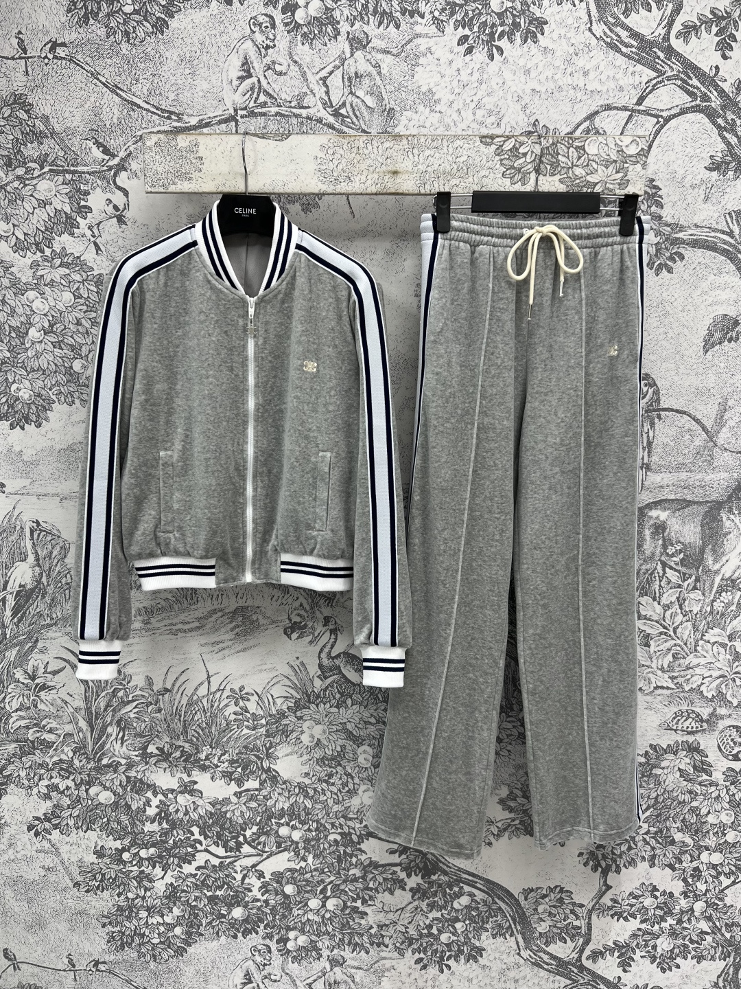 NO:450602,CE Home 25 early autumn new sports and casual suit A casual and fashionable sports suit Stand-collar zipper jacket + elastic waist casual pants Contrasting black and white webbing decoration on both sides Classic Arc de Triomphe embroidered logo Youthful age-reducing feeling Full of the upper body, very high-level proportions, and it looks good when paired separately. One set for sale, one color and three codes Size/S-M-L,, jackets & coats,alexander wang19860909CE家 25早秋新款 运动休闲套装 一套休闲又时尚的运动套装 立领拉链外套+松紧腰休闲裤 两侧撞色黑白织带装饰 经典凯旋门刺绣徽标 青春减龄感拉满 上身非常显身高比例 分开搭配也很好看 一套出售 一色三码 Size/S-M-L,,jackets & coats,alexander wang,Women's clothing