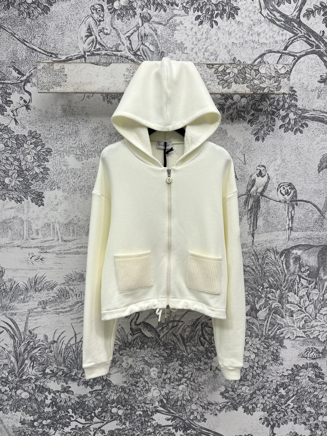 NO:450613,M Home 25 early autumn new hooded sweatshirt jacket, loose and versatile style, not picky, showing the youthful and energetic atmosphere of age-reducing brand logo embellishment, hem drawstring waist design, simple and high-end solid color, durable and practical wear, every detail can stand the scrutiny, Pure cotton fabric, comfortable and skin-friendly, daily leisure recommendation, one color, three-code Size/S-M-L,, hoodie, sweatshirts, jackets & coats, hats, alexander wang19860909M家 25早秋新款 连帽卫衣外套 版型宽松百搭不挑人 彰显减龄青春活力气息 袖身品牌徽标Logo点缀 衣摆抽绳收腰设计 简约高级的纯色耐看实穿 每一处细节都经得起推敲 纯棉面料 舒适亲肤 日常休闲推荐 一色三码Size/S-M-L,,hoodie,sweatshirts,jackets & coats,hats,alexander wang,Women's clothing