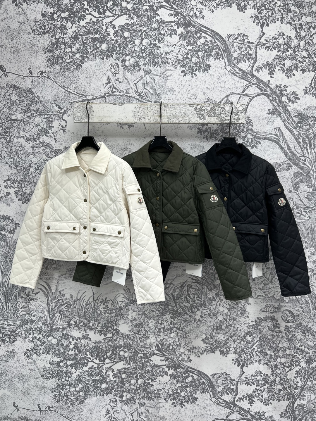 NO:450630,M Home 25 early autumn new style diamond lapel thin cotton clothing, excellent warmth and lightness, not bloated, casual and fashionable versatile items, diamond lapel turning, gives people visual slimming effect, superb velvet running technology, original customized color matching, small lapel design warmth and points to reduce age, classic style is not picky about people, not picky about body shape, thin and light style, autumn and winter is a good choice for the south, three colors and three codes Size/S-M-L,,alexander wang19860909M家 25早秋新款 菱格翻领薄棉服 保暖性极佳轻薄不臃肿 休闲时尚百搭单品 菱格车工走线 给人视觉上显瘦效果 精湛跑绒技术处理 原版定制颜色搭配 小翻领设计保暖加分减龄高级 经典版型不挑人不挑身形 薄薄的轻盈款 秋冬对于南方是很好的选择 三色三码Size/S-M-L,,alexander wang,Women's clothing