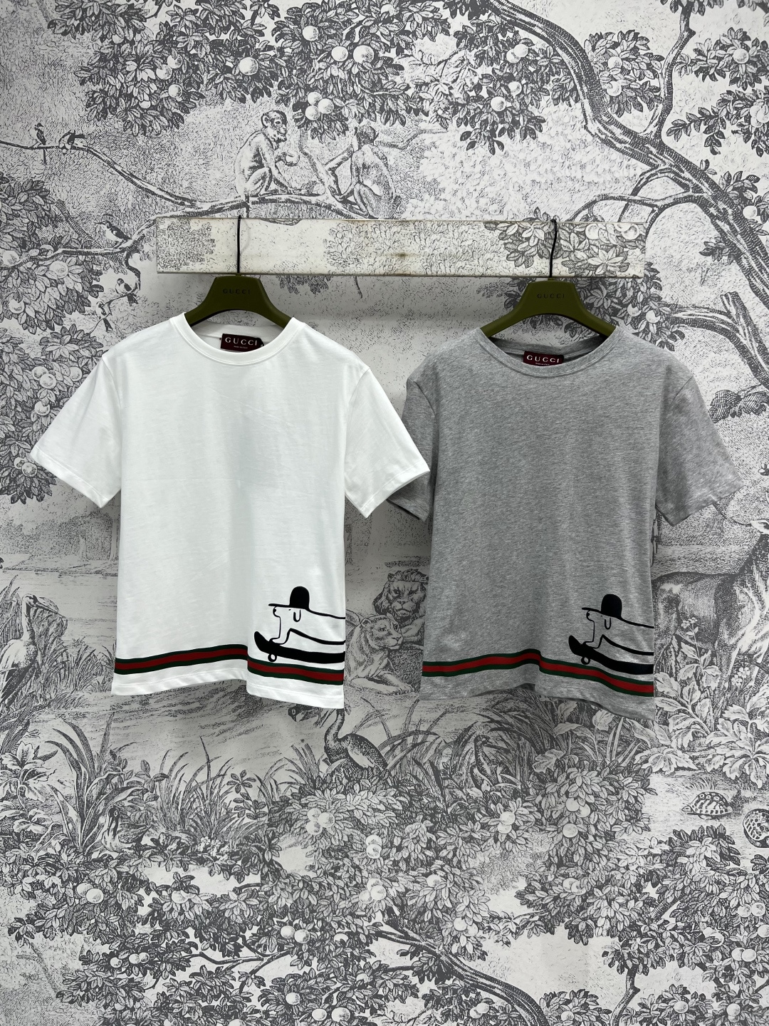 NO:450642,G Home 25 early autumn new style, skateboard, dachshund, dog printed short-sleeved T-shirt This short-sleeved shirt is a perfect combination of childlike fun and fashion. The white and gray design is simple but not lacking in high-end sense. The printing process and contrasting color stripes on the hem are the finishing touch. The pattern added by the brand color stripes is full of childlike fun and yet not lacking in style!  Whether it is single or inner wear, this short-sleeved sleeve can be easily controlled. It can be worn with jeans or skirts to create a fashionable look. Two-color three-code SML5, gucci, skirts, jeans, T-shirt, tees, t-shirt, alexander wang19860909G家 25早秋新款 滑板腊肠狗印花短袖T恤 这款短袖简直是童趣与时尚的完美结合 白灰两色的设计简约而不失高级感 衣摆上的印花工艺和撞色条纹更是点睛之笔 品牌色条纹加上的图案 童趣满满又不失格调！无论是单穿还是内搭 这款短袖都能轻松驾驭 搭配牛仔裤或半身裙都能穿出时髦感 两色三码SML5,,gucci,skirts,jeans,T-shirt,tees，t-shirt,alexander wang,Women's clothing