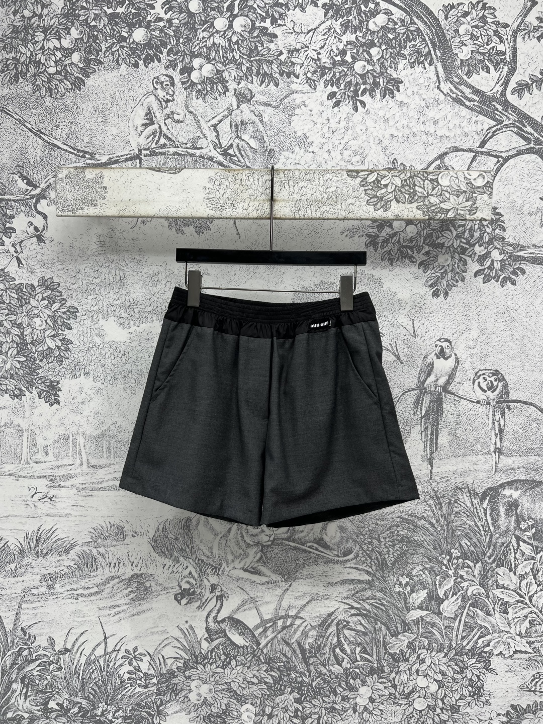 NO:450666,Miu 25 early autumn new style, high-waist shorts, contrasting color and high-waist design, A-line style covers the flesh and makes you look slim, the upper body has a 1.8-meter-long legs, cool and stylish, and any combination has a cool and fashionable atmosphere. Refined and compact, and the small one is easy to control. It is versatile and not picky about people. One color, three-code Size/S-M-L,,miumiu, shorts, alexander wang19860909Miu 25早秋新款 高腰短裤 撞色高腰设计 A字版型遮肉显瘦绝绝子 上身立马腿长一米八 酷帅有型 随便搭配都有一种酷帅时髦的氛围 精致又小巧 小个子也轻松驾驭 百搭不挑人一色三码Size/S-M-L,,miumiu,shorts,alexander wang,Women's clothing