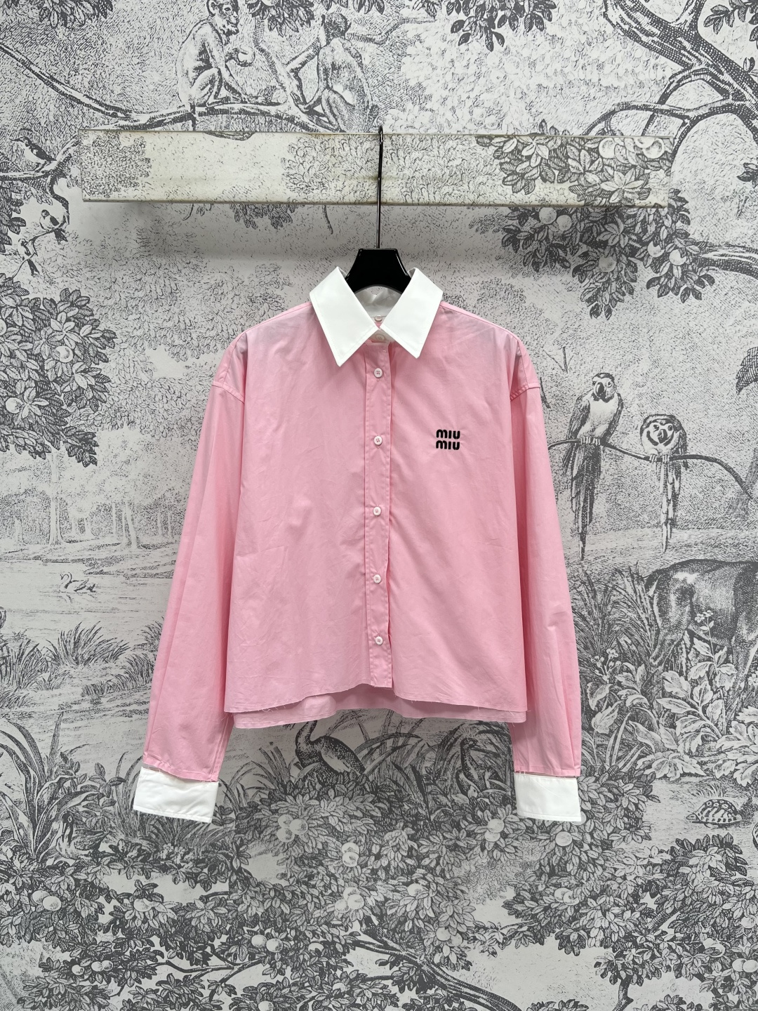 NO:450654,M Home 25 early autumn new style, spliced ​​short shirt, contrasting color lapel + cuff splicing design is very personalized, fashionable and versatile, chest embroidery brand logo embellishment, classic contrasting color is durable and handsome, basic style, inclusive of all figures, good-looking no matter how you wear it, tender pink is super white, full of age-reducing girlish feeling, one color and three codes, size/S-M-L,,shirts,alexander wang19860909M家 25早秋新款 拼接短款衬衫 撞色翻领+袖口拼接设计非常有个性 时髦又百搭 胸口刺绣品牌Logo点缀 经典撞色耐看又帅气 基础版型 包容各种身材 随意搭配怎么穿都好看 嫩粉色超级显白 满满的减龄少女感一色三码 size/S-M-L,,shirts,alexander wang,Women's clothing