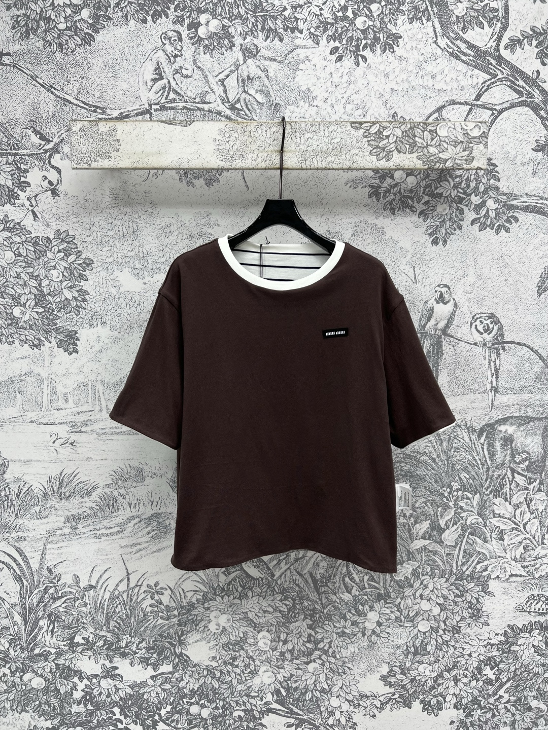 NO:451301,Miu 25 early autumn new style, double-sided short-sleeved sweatshirt, upper body reduces age and relaxed casual girl style, positioned embroidered letter logo, high street fashionable and casual temperament, one side black and white striped design, one side dark brown solid color design, custom pure cotton sweatshirt fabric is excellent texture, versatile and not picky, one color three-code Size/S-M-L,,miumiu,hoodie,sweatshirts,T-shirt,alexander wang19860909Miu 25早秋新款 双面穿短袖卫衣 上身减龄休闲少女风 定位刺绣字母logo高街时髦休闲气质 一面黑白条纹设计 一面深棕色纯色设计 定制纯棉卫衣面料质感超赞 版型百搭不挑人 一色三码Size/S-M-L,,miumiu,hoodie,sweatshirts,T-shirt,alexander wang,Women's clothing