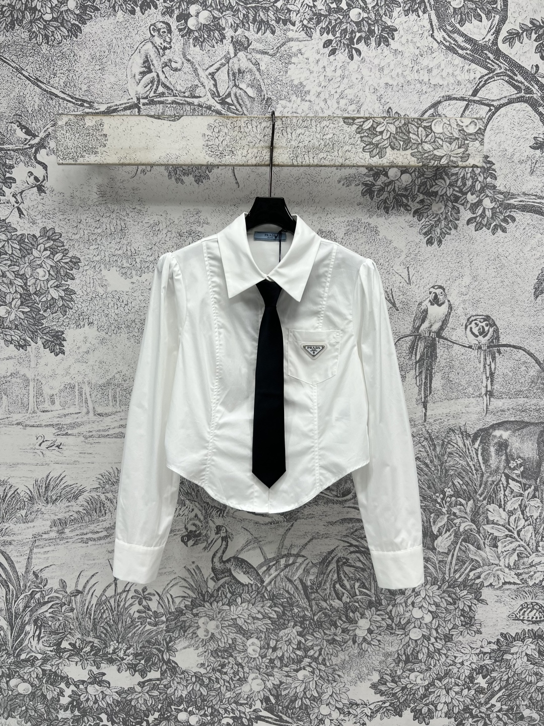 NO:451311,PD Home 25 early autumn new style, tie decoration short waist-hugging shirt, different design sense, invincible handsome shirt, solid color waist-hugging curved shirt, short shirt, simple design, added tie decoration to make it look more fashionable, also has logo badge on the pocket, pure cotton fabric, one color three-code Size/S-M-L,,dior,shirts,ties,alexander wang19860909PD家 25早秋新款 领带装饰短款收腰衬衫 不一样的设计感 无敌帅气的衬衫 纯色收腰圆弧衣摆短款衬衣 简约设计 加入了领带装饰更加显质感时髦范 口袋上也有logo徽章 纯棉面料 一色三码Size/S-M-L,,dior,shirts,ties,alexander wang,Women's clothing