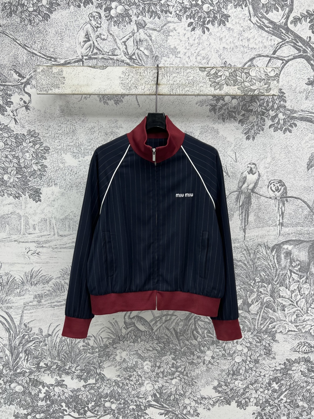 NO:451317,MIU Home 25 early autumn new British style retro striped series Stand-collar jacket + pleated short skirt + trousers + short jacket + short jacket + short skirt Three-dimensional loose style The upper body is stylish and slim. Paired with high-waisted pleated short skirt or long skirt, they are very long legs. Customized striped fabric. A series of matching with the upper body makes the proportions. Age-reducing combination for daily commuting. Handsome and playful girl. Three-size Size/S-M-L,,miumiu, skirts, shorts, jackets & coats, jackets & coats, alexander wang19860909MIU家 25早秋新款 英伦风复古条纹系列 立领夹克外套+百褶短裙+长裤+短款夹克外套+短裤+百褶半身裙 立体的宽松版型 上身有型又显瘦 搭配高腰的百褶短裙或者长裙 都非常拉大长腿 定制条纹面料 一系列搭配上身超显比例感 日常通勤的减龄搭配 帅气中又有着俏皮少女 一色三码 Size/S-M-L,,miumiu,skirts,shorts,jackets & coats,jackets & coats,alexander wang,Women's clothing