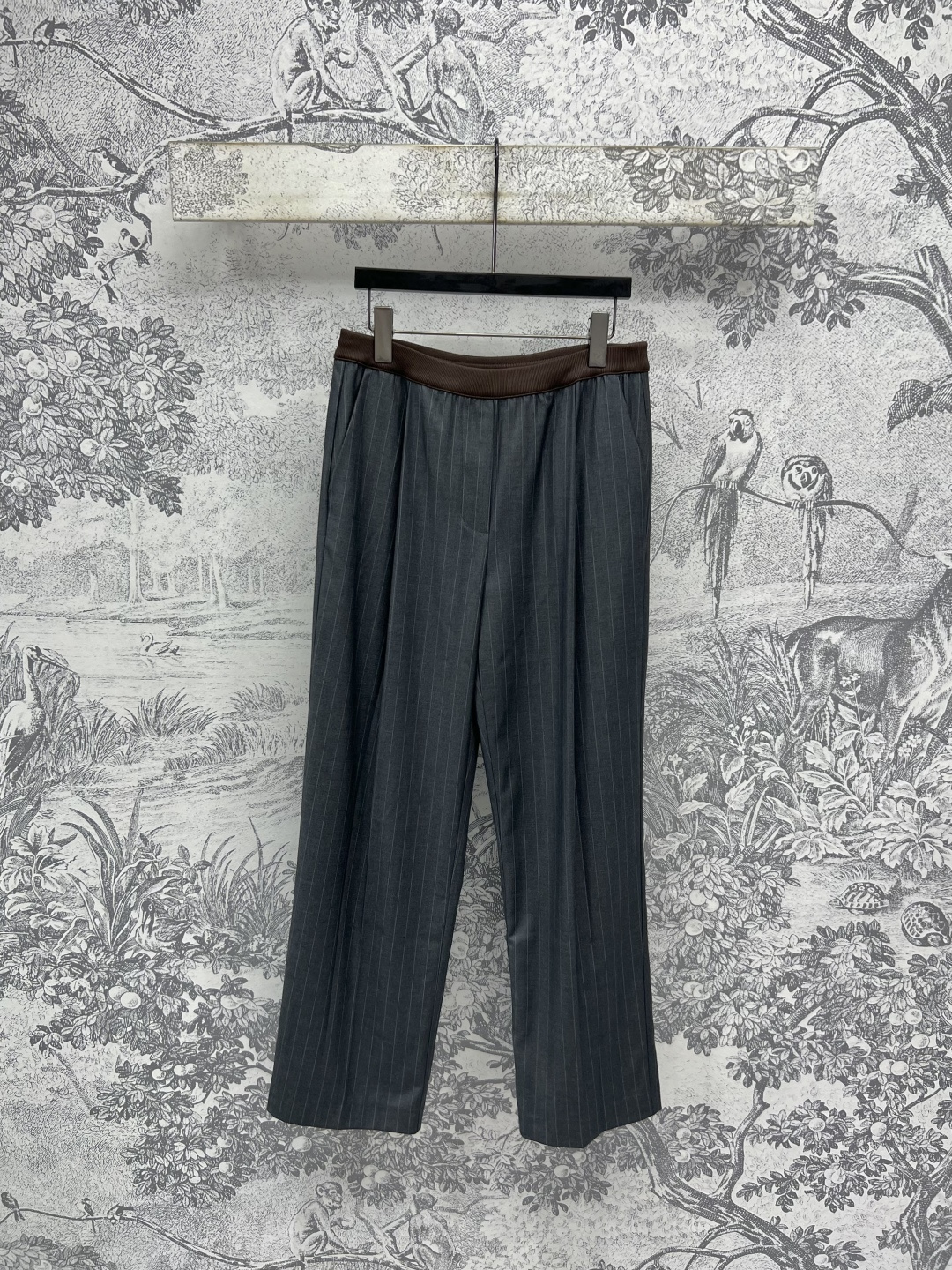 NO:451346,MIU Home 25 early autumn new British style retro striped series Stand-collar jacket + pleated short skirt + trousers + short jacket + short jacket + short skirt Three-dimensional loose style The upper body is stylish and slim. Paired with high-waisted pleated short skirt or long skirt, they are very long legs. Customized striped fabric. A series of matching with the upper body makes the proportions. Age-reducing combination for daily commuting. Handsome and playful girl. Three-size Size/S-M-L,,miumiu, skirts, shorts, jackets & coats, jackets & coats, alexander wang19860909MIU家 25早秋新款 英伦风复古条纹系列 立领夹克外套+百褶短裙+长裤+短款夹克外套+短裤+百褶半身裙 立体的宽松版型 上身有型又显瘦 搭配高腰的百褶短裙或者长裙 都非常拉大长腿 定制条纹面料 一系列搭配上身超显比例感 日常通勤的减龄搭配 帅气中又有着俏皮少女 一色三码 Size/S-M-L,,miumiu,skirts,shorts,jackets & coats,jackets & coats,alexander wang,Women's clothing