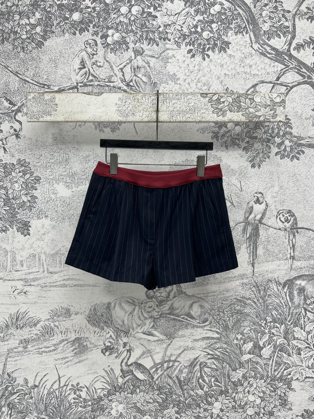 NO:451327,MIU Home 25 early autumn new British style retro striped series Stand-collar jacket + pleated short skirt + trousers + short jacket + short jacket + short skirt Three-dimensional loose style The upper body is stylish and slim. Paired with high-waisted pleated short skirt or long skirt, they are very long legs. Customized striped fabric. A series of matching with the upper body makes the proportions. Age-reducing combination for daily commuting. Handsome and playful girl. Three-size Size/S-M-L,,miumiu, skirts, shorts, jackets & coats, jackets & coats, alexander wang19860909MIU家 25早秋新款 英伦风复古条纹系列 立领夹克外套+百褶短裙+长裤+短款夹克外套+短裤+百褶半身裙 立体的宽松版型 上身有型又显瘦 搭配高腰的百褶短裙或者长裙 都非常拉大长腿 定制条纹面料 一系列搭配上身超显比例感 日常通勤的减龄搭配 帅气中又有着俏皮少女 一色三码 Size/S-M-L,,miumiu,skirts,shorts,jackets & coats,jackets & coats,alexander wang,Women's clothing