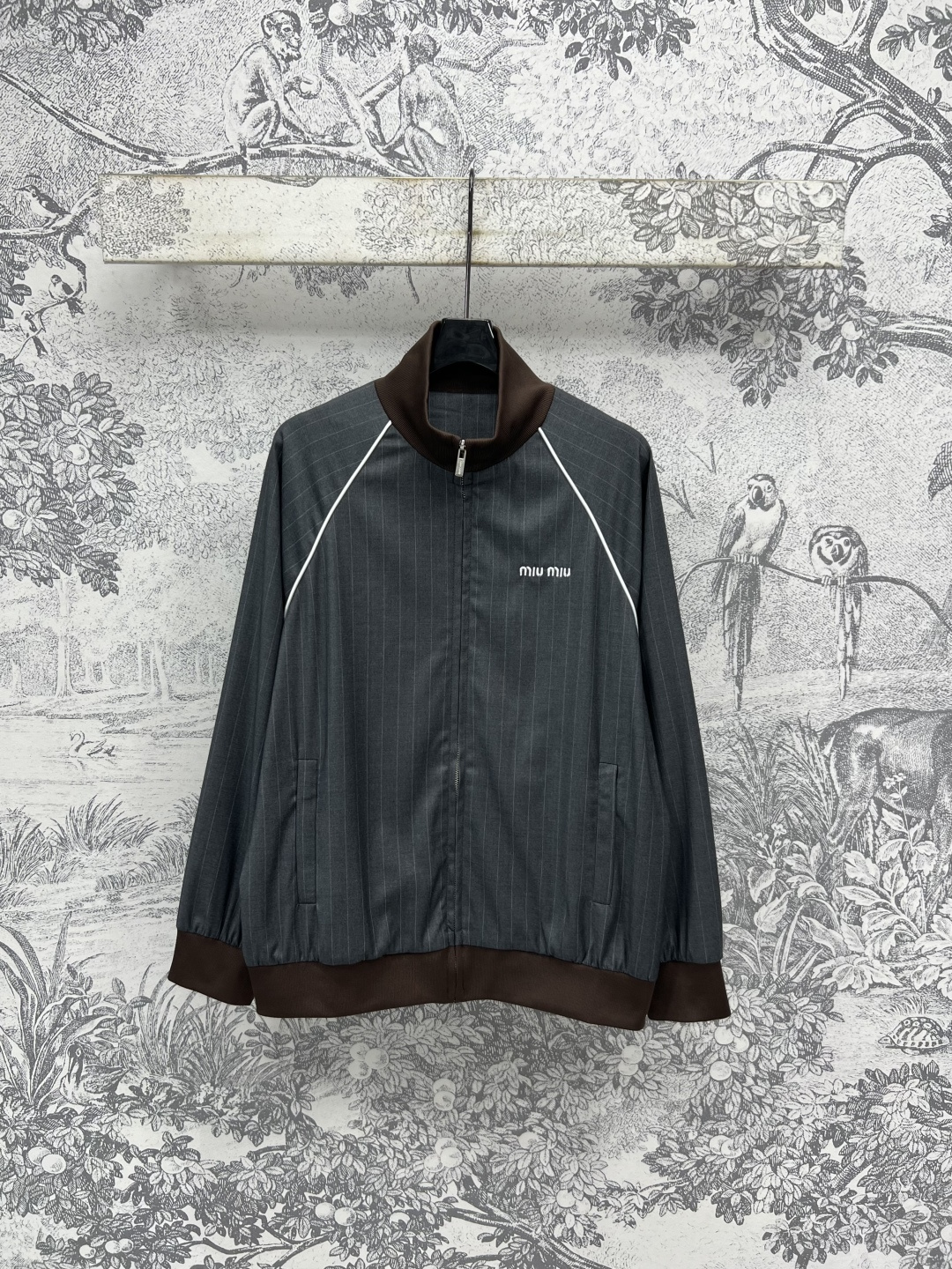 NO:451337,MIU Home 25 early autumn new British style retro striped series Stand-collar jacket + pleated short skirt + trousers + short jacket + short jacket + short skirt Three-dimensional loose style The upper body is stylish and slim. Paired with high-waisted pleated short skirt or long skirt, they are very long legs. Customized striped fabric. A series of matching with the upper body makes the proportions. Age-reducing combination for daily commuting. Handsome and playful girl. Three-size Size/S-M-L,,miumiu, skirts, shorts, jackets & coats, jackets & coats, alexander wang19860909MIU家 25早秋新款 英伦风复古条纹系列 立领夹克外套+百褶短裙+长裤+短款夹克外套+短裤+百褶半身裙 立体的宽松版型 上身有型又显瘦 搭配高腰的百褶短裙或者长裙 都非常拉大长腿 定制条纹面料 一系列搭配上身超显比例感 日常通勤的减龄搭配 帅气中又有着俏皮少女 一色三码 Size/S-M-L,,miumiu,skirts,shorts,jackets & coats,jackets & coats,alexander wang,Women's clothing