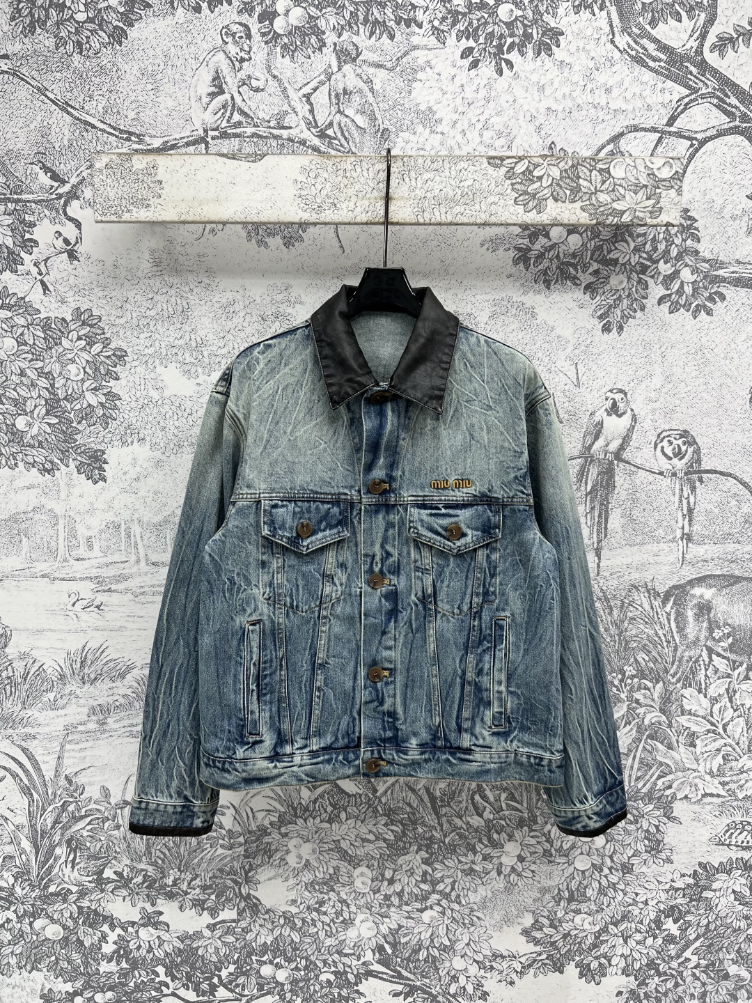 NO:451307,MIU Home 25 early autumn new style, old denim series, lapel jacket jacket + short skirt + straight trousers, washing water nostalgic denim shirt jacket, leather lapel design, a series of matching top body can be sweet or salty, custom fabric texture is excellent, YB consistent hardware accessories, workmanship details are very good, one color, three codes, Sice /S-M-L,,miumiu, skirts, jackets & coats, jackets & coats,shirts, alexander wang19860909MIU家 25早秋新款 做旧牛仔系列 翻领夹克外套+短裙+直筒长裤 洗水怀旧牛仔衬衫外套 拼皮翻领设计 一系列搭配上身可甜可盐 定制面料质感超赞 YB一致的五金配件 做工细节都很到位一色三码Sice /S-M-L,,miumiu,skirts,jackets & coats,jackets & coats,shirts,alexander wang,Women's clothing