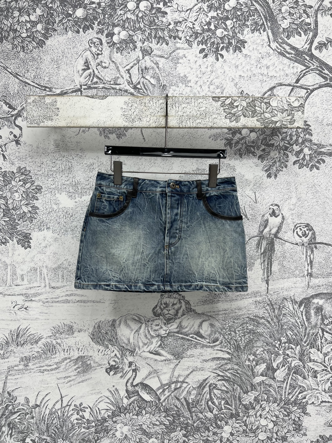 NO:451336,MIU Home 25 early autumn new style, old denim series, lapel jacket jacket + short skirt + straight trousers, washing water nostalgic denim shirt jacket, leather lapel design, a series of matching top body can be sweet or salty, custom fabric texture is excellent, YB consistent hardware accessories, workmanship details are very good, one color, three codes, Sice /S-M-L,,miumiu, skirts, jackets & coats, jackets & coats,shirts, alexander wang19860909MIU家 25早秋新款 做旧牛仔系列 翻领夹克外套+短裙+直筒长裤 洗水怀旧牛仔衬衫外套 拼皮翻领设计 一系列搭配上身可甜可盐 定制面料质感超赞 YB一致的五金配件 做工细节都很到位一色三码Sice /S-M-L,,miumiu,skirts,jackets & coats,jackets & coats,shirts,alexander wang,Women's clothing