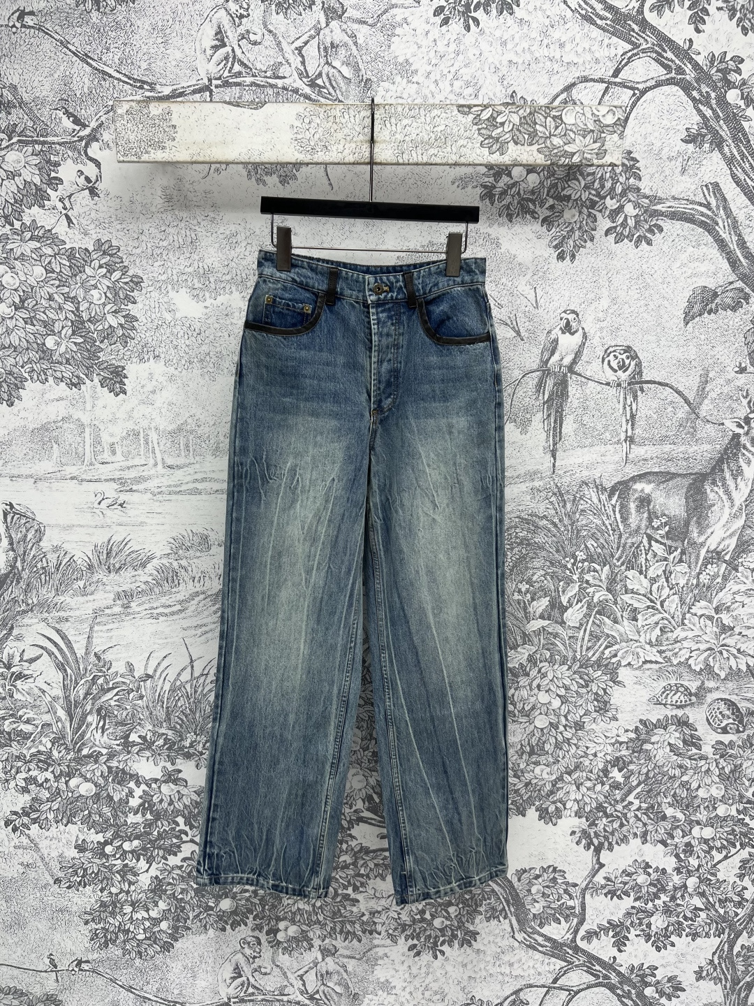 NO:451345,MIU Home 25 early autumn new style, old denim series, lapel jacket jacket + short skirt + straight trousers, washing water nostalgic denim shirt jacket, leather lapel design, a series of matching top body can be sweet or salty, custom fabric texture is excellent, YB consistent hardware accessories, workmanship details are very good, one color, three codes, Sice /S-M-L,,miumiu, skirts, jackets & coats, jackets & coats,shirts, alexander wang19860909MIU家 25早秋新款 做旧牛仔系列 翻领夹克外套+短裙+直筒长裤 洗水怀旧牛仔衬衫外套 拼皮翻领设计 一系列搭配上身可甜可盐 定制面料质感超赞 YB一致的五金配件 做工细节都很到位一色三码Sice /S-M-L,,miumiu,skirts,jackets & coats,jackets & coats,shirts,alexander wang,Women's clothing