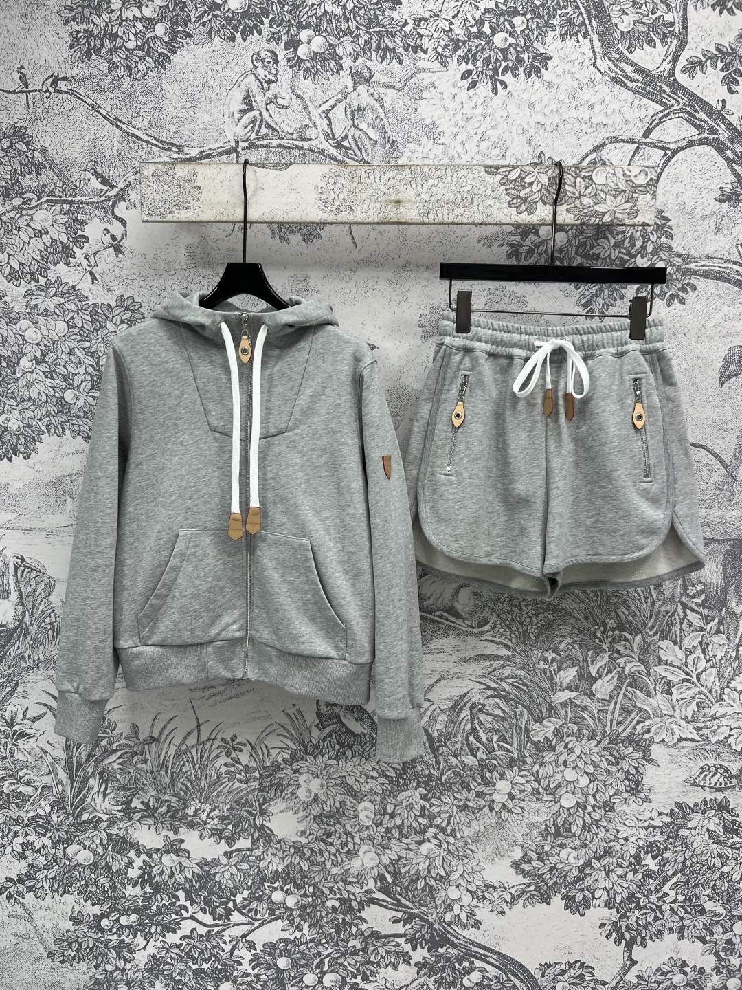 NO:451308,L family 25 early autumn new style minimalist style casual sports suit Hooded sweatshirt coat + sports shorts A set of casual and stylish letter logo leather hanging embellishment Simple and exquisite Special exquisite Classic casual style Slim and neat and neat One set for sale Two colors and three codes Size/S-M-L,,louis vuitton,hoodie,sweatshirts,shorts,jackets & coats,hats,alexander wang19860909L家 25早秋新款 极简风休闲运动套装 连帽卫衣外套+运动短裤 一套上身休闲有型 字母logo皮质小挂饰点缀 简约中藏着精致 特别精致 经典的休闲版型 显瘦又精神利落 一套出售 两色三码Size/S-M-L,,louis vuitton,hoodie,sweatshirts,shorts,jackets & coats,hats,alexander wang,Women's clothing