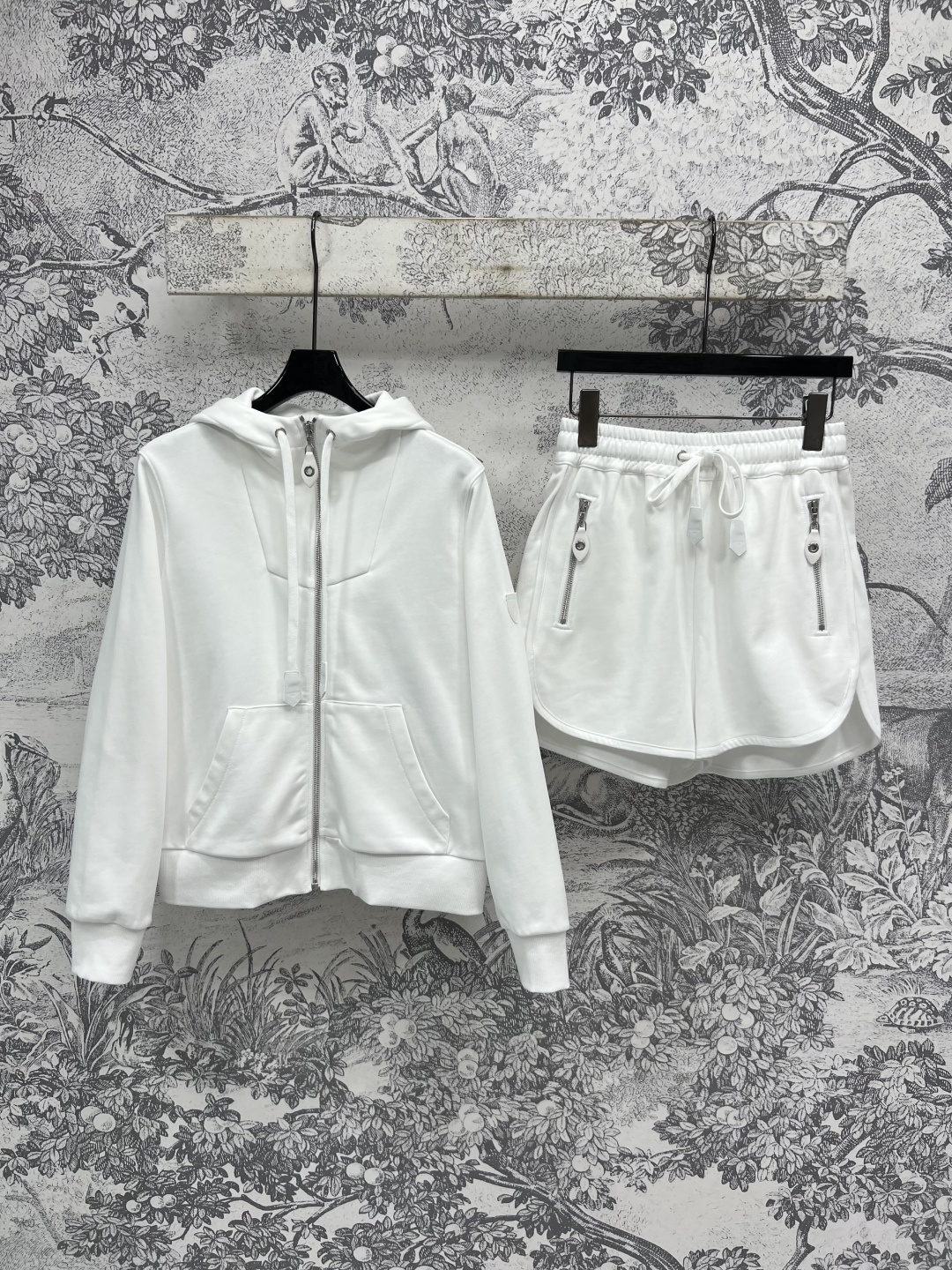 NO:451319,L family 25 early autumn new style minimalist style casual sports suit Hooded sweatshirt coat + sports shorts A set of casual and stylish letter logo leather hanging embellishment Simple and exquisite Special exquisite Classic casual style Slim and neat and neat One set for sale Two colors and three codes Size/S-M-L,,louis vuitton,hoodie,sweatshirts,shorts,jackets & coats,hats,alexander wang19860909L家 25早秋新款 极简风休闲运动套装 连帽卫衣外套+运动短裤 一套上身休闲有型 字母logo皮质小挂饰点缀 简约中藏着精致 特别精致 经典的休闲版型 显瘦又精神利落 一套出售 两色三码Size/S-M-L,,louis vuitton,hoodie,sweatshirts,shorts,jackets & coats,hats,alexander wang,Women's clothing