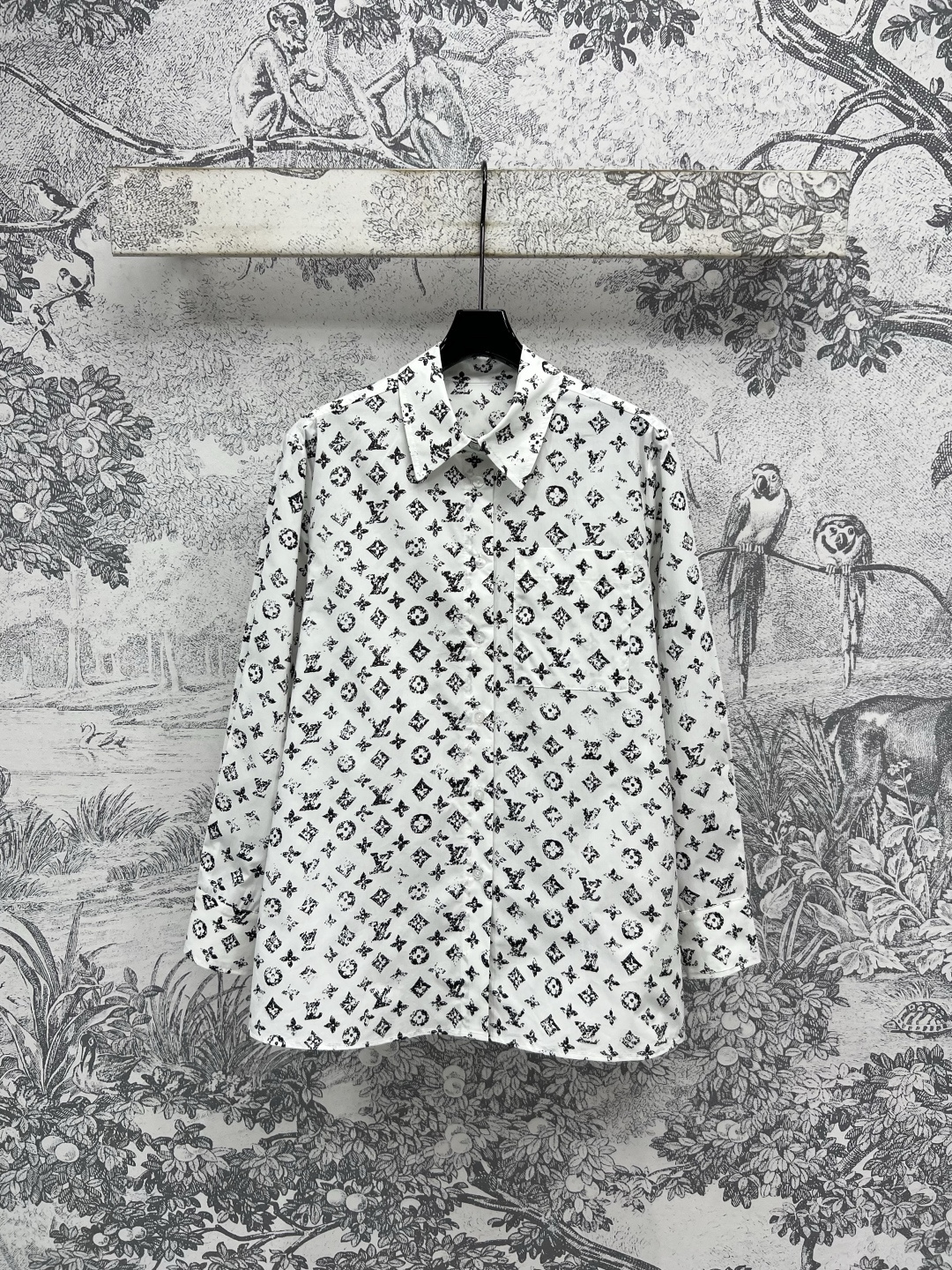 NO:451329,L Home 25 early autumn new style, full-print presbyterian long shirt, with stylish filter, loose silhouette suitable for all body shapes, daily commuting, you can control the coolness when you go out on the street, classic presbyterian prints are retro and eye-catching, single-skinned layering is amazing, handsome and retro and fashionable, small lapel design, loose and casual shirt style, classic and versatile style, one color, three-code Size/S-M-L,,louis vuitton,shirts,alexander wang19860909L家 25早秋新款 满印老花长款衬衫 自带时髦滤镜 宽松廓形适配各种身形 日常通勤.出街耍酷都能拿捏 经典老花印花复古又吸睛 单穿叠穿都很绝 帅气又复古时髦 小翻领设计 宽松随意的衬衣版型 经典又百搭的款式 一色三码 Size/S-M-L,,louis vuitton,shirts,alexander wang,Women's clothing