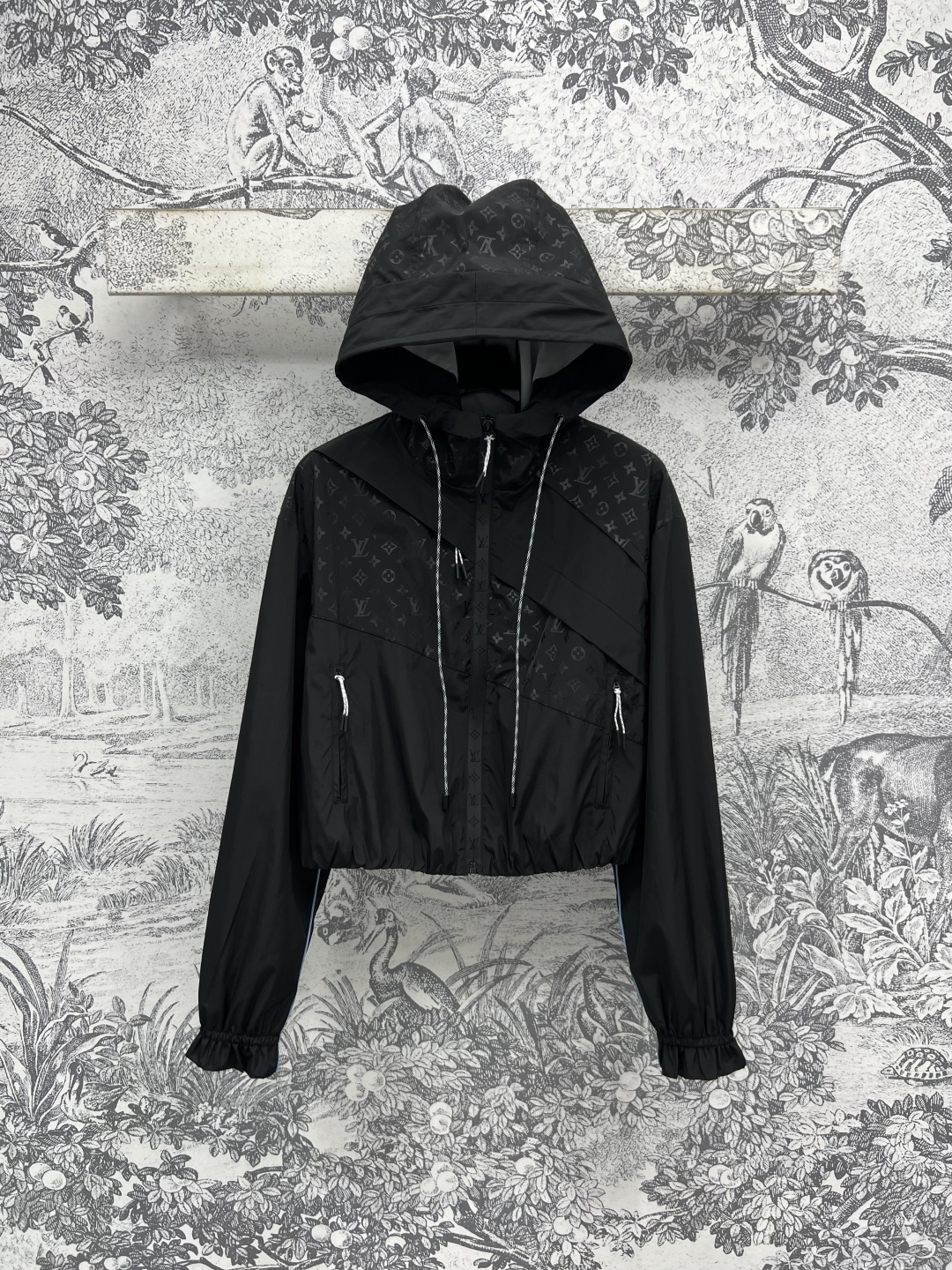 L家 25早秋新款 老花连帽拼接短外套 机能风拉满的黑色连帽短外套 老花拼接设计暗藏小心机 拉链口袋细节