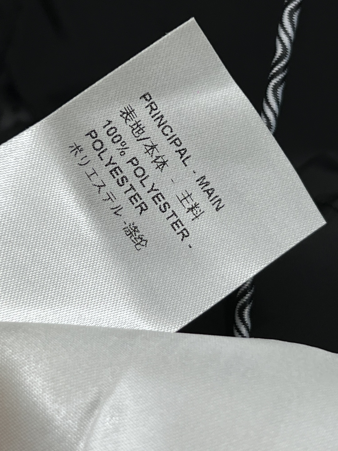 L家 25早秋新款 老花连帽拼接短外套 机能风拉满的黑色连帽短外套 老花拼接设计暗藏小心机 拉链口袋细节