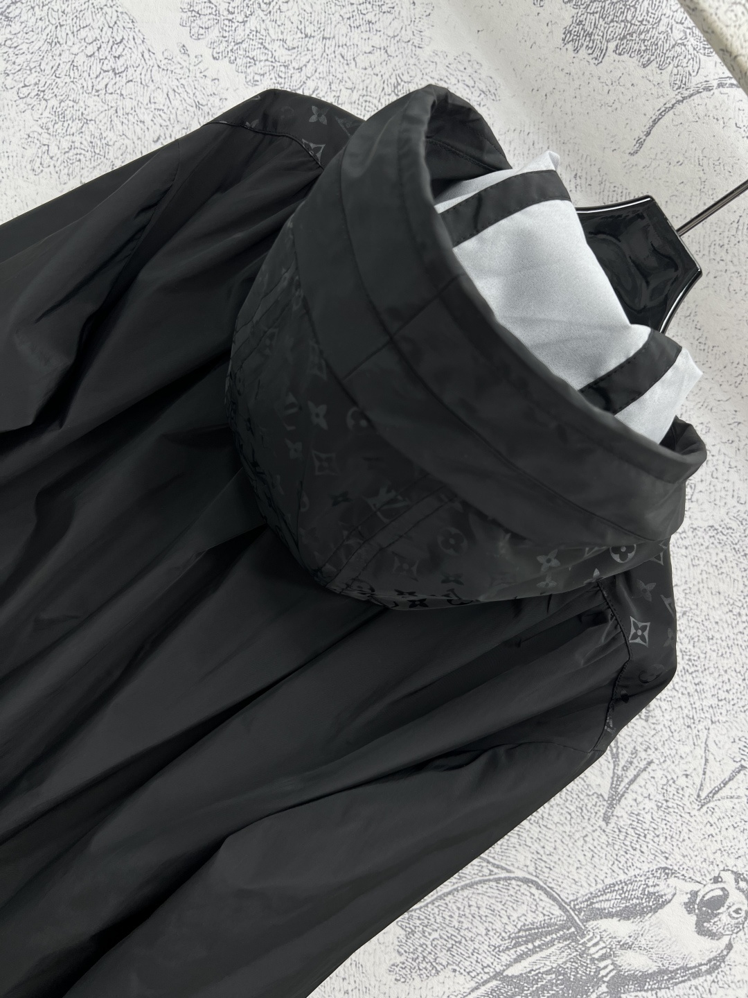 L家 25早秋新款 老花连帽拼接短外套 机能风拉满的黑色连帽短外套 老花拼接设计暗藏小心机 拉链口袋细节