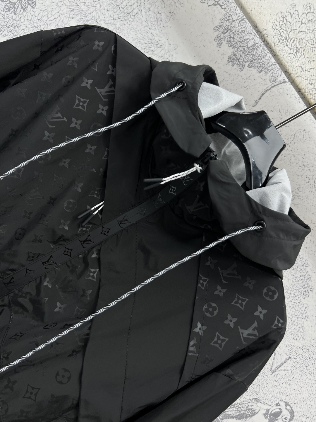 L家 25早秋新款 老花连帽拼接短外套 机能风拉满的黑色连帽短外套 老花拼接设计暗藏小心机 拉链口袋细节