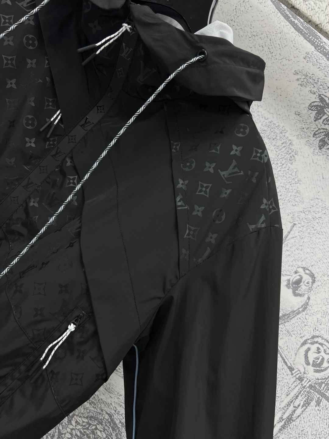 L家 25早秋新款 老花连帽拼接短外套 机能风拉满的黑色连帽短外套 老花拼接设计暗藏小心机 拉链口袋细节