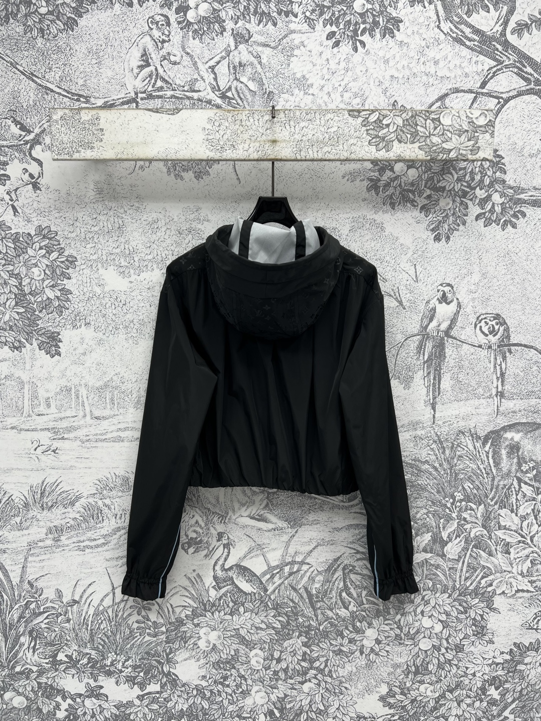 L家 25早秋新款 老花连帽拼接短外套 机能风拉满的黑色连帽短外套 老花拼接设计暗藏小心机 拉链口袋细节