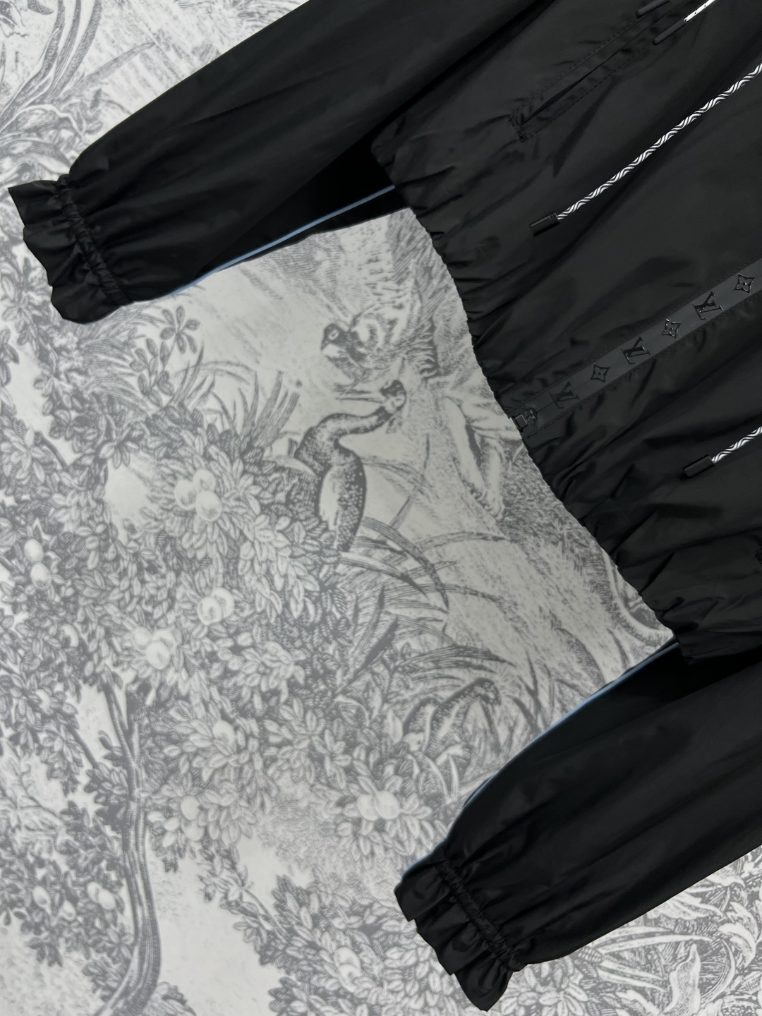 L家 25早秋新款 老花连帽拼接短外套 机能风拉满的黑色连帽短外套 老花拼接设计暗藏小心机 拉链口袋细节