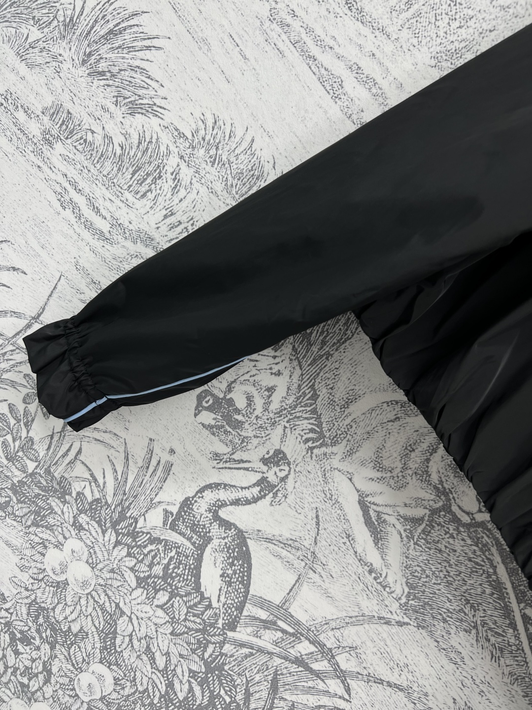 L家 25早秋新款 老花连帽拼接短外套 机能风拉满的黑色连帽短外套 老花拼接设计暗藏小心机 拉链口袋细节