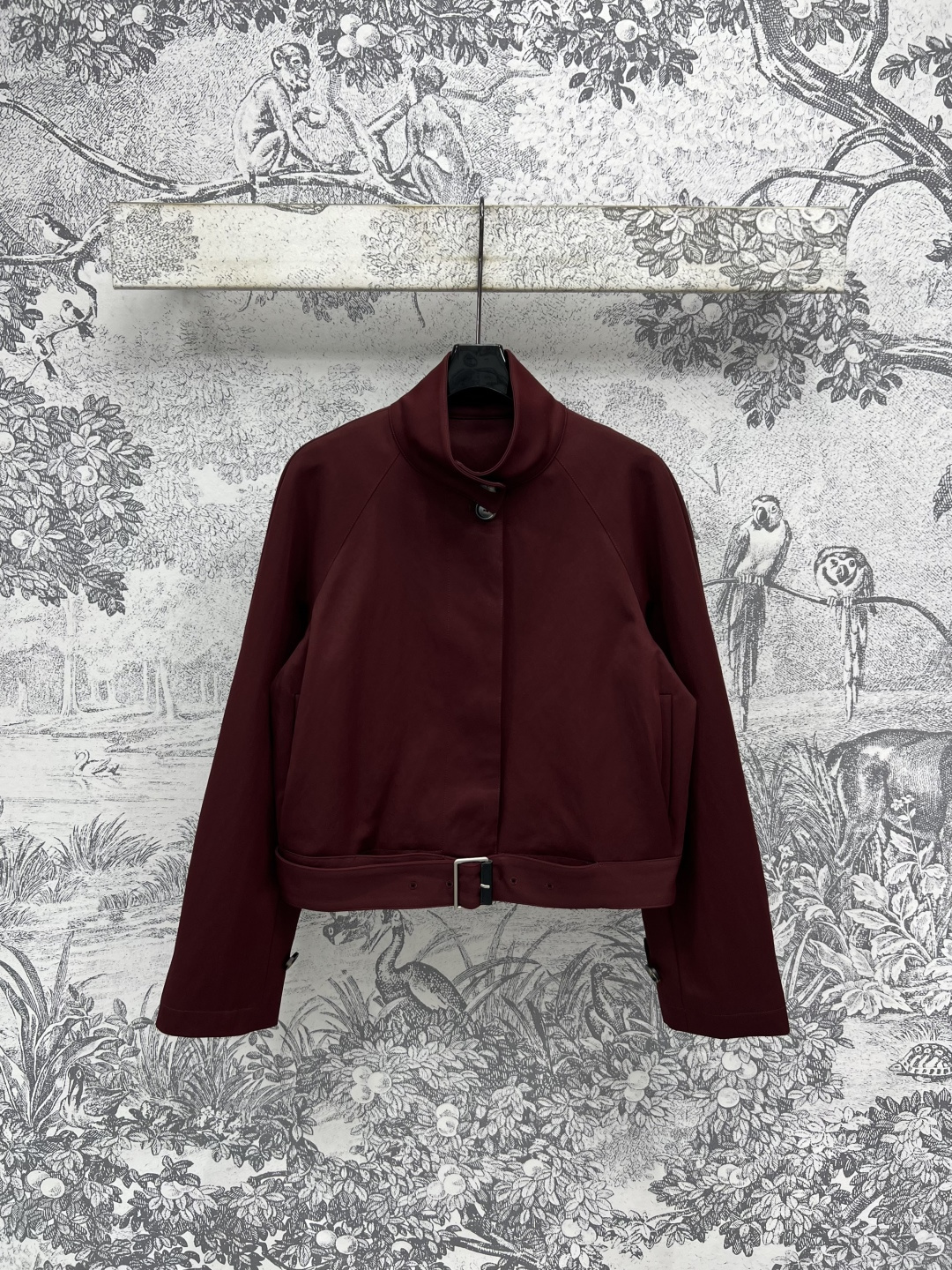 NO:451347,LW Home 25 early autumn new style burgundy stand collar short jacket jacket neat small stand collar neat tailoring with cool aura Short loose fit Hem belt design The upper body is very tall and proportional. One color three-code Size/S-M-L,, jackets & coats, jackets & coats, alexander wang19860909LW家 25早秋新款 酒红色立领短款夹克外套 利落小立领利落剪裁 自带酷飒气场 短款宽松版型 下摆腰带设计 上身非常显身高比例 一色三码Size/S-M-L,,jackets & coats,jackets & coats,alexander wang,Women's clothing