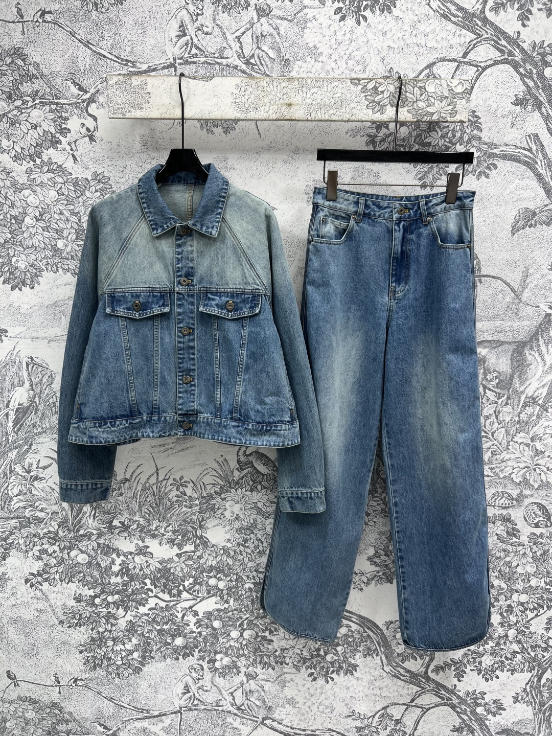 NO:452389,Exterior Chief MIU Home 25 Early Autumn New Products Denning Blue Denim Set Lapel Jacket + Wide-legged Trousers Customized Retro Washing Craft Denim Temperament Lapel Double Pocket H-style Fashionable and Handsome Set of Top Body Large Slim Three-dimensional Style Is Versatile and Not Picky Original Customized Five Metal Accessories Marking Perfect Workmanship Quality Looks Details One Color Three Code Size/S-M-L, Miumiu, Jackets & Coats, Jackets & Coats, Alexander Wang19860909外 长 MIU家 25早秋新品 丹宁蓝牛仔套装 翻领夹克外套+阔腿长裤 定制复古做旧洗水工艺牛仔 气质翻领双口袋H版型时髦又帅气 一套上身巨显瘦 立体裁版型百搭不挑人 原版定制五金属配件标 做工品质完美看细节 一色三码 Size/S-M-L,,miumiu,jackets & coats,jackets & coats,alexander wang,Women's clothing