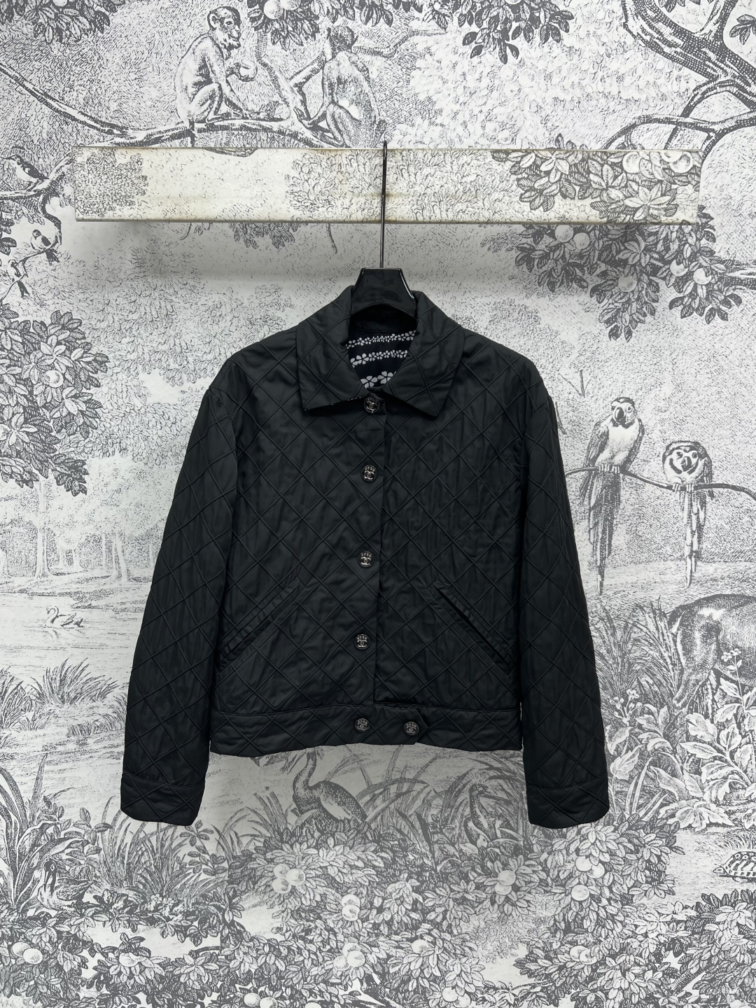 NO:452397,Xiaoxiang style 25 early autumn new style diamond pattern black cotton clothing series lapel jacket + shorts + trousers neat lapel + logo buttons Simple and high-end, thin and stylish, four-leaf clover lining design inside, matched with same-line diamond pants, waist lace-up design to add softness, exquisite and fashionable, suitable for both shirts or sweaters, easy to create a fashionable and relaxed feeling, essential for layering in autumn and winter, one color three-code SM, shorts, jackets & coats, sweaters, shirts, alexander wang19860909小香风 25早秋新款 菱格纹黑色棉服系列 翻领外套+短裤+长裤 利落翻领+logo纽扣 简约又高级 轻薄有范儿 里面四叶草内衬设计 搭配同系菱格裤子 腰间系带设计增添柔美感 精致又时髦 内搭衬衫或毛衣都适配 轻松打造时髦松弛感 秋冬叠穿必备 一色三码SM,,shorts,jackets & coats,sweaters,shirts,alexander wang,Women's clothing